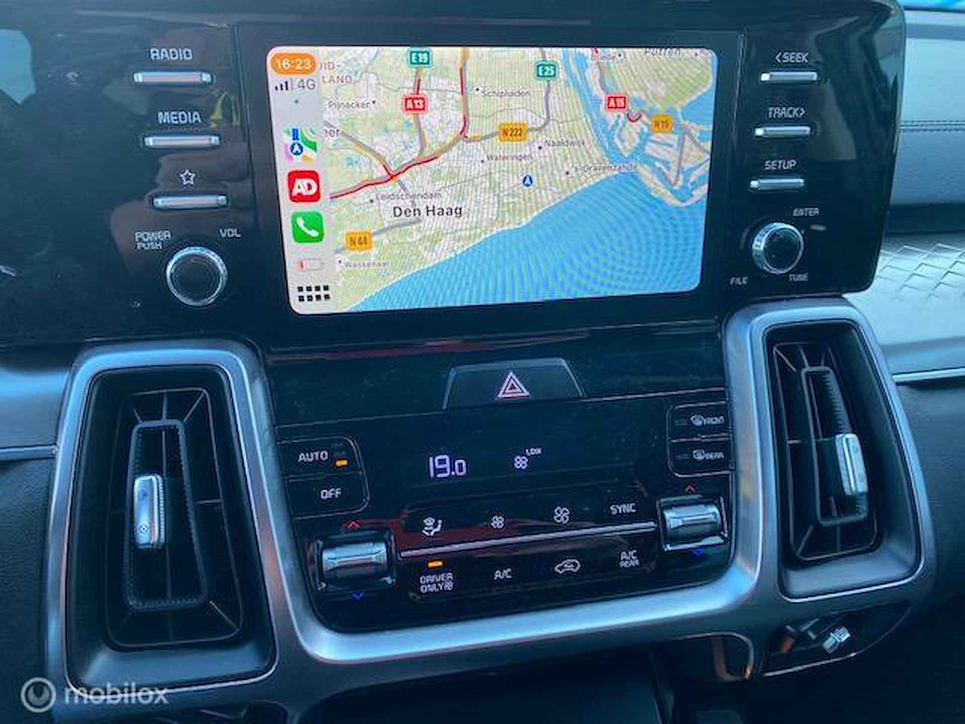 Sorento 1.6T 267pk PHEV Hybrid 7 Pers. 4WD Automaat Edition , 55 km volledig elektrisch rijden hierna hybride aandrijving. Trekhaak , Navi , Apple Carplay - Android Auto , Parkeerhulp Voor& Achter . Stoel & Stuur verwarming, 7 jaar Fabriek garantie - 25/26