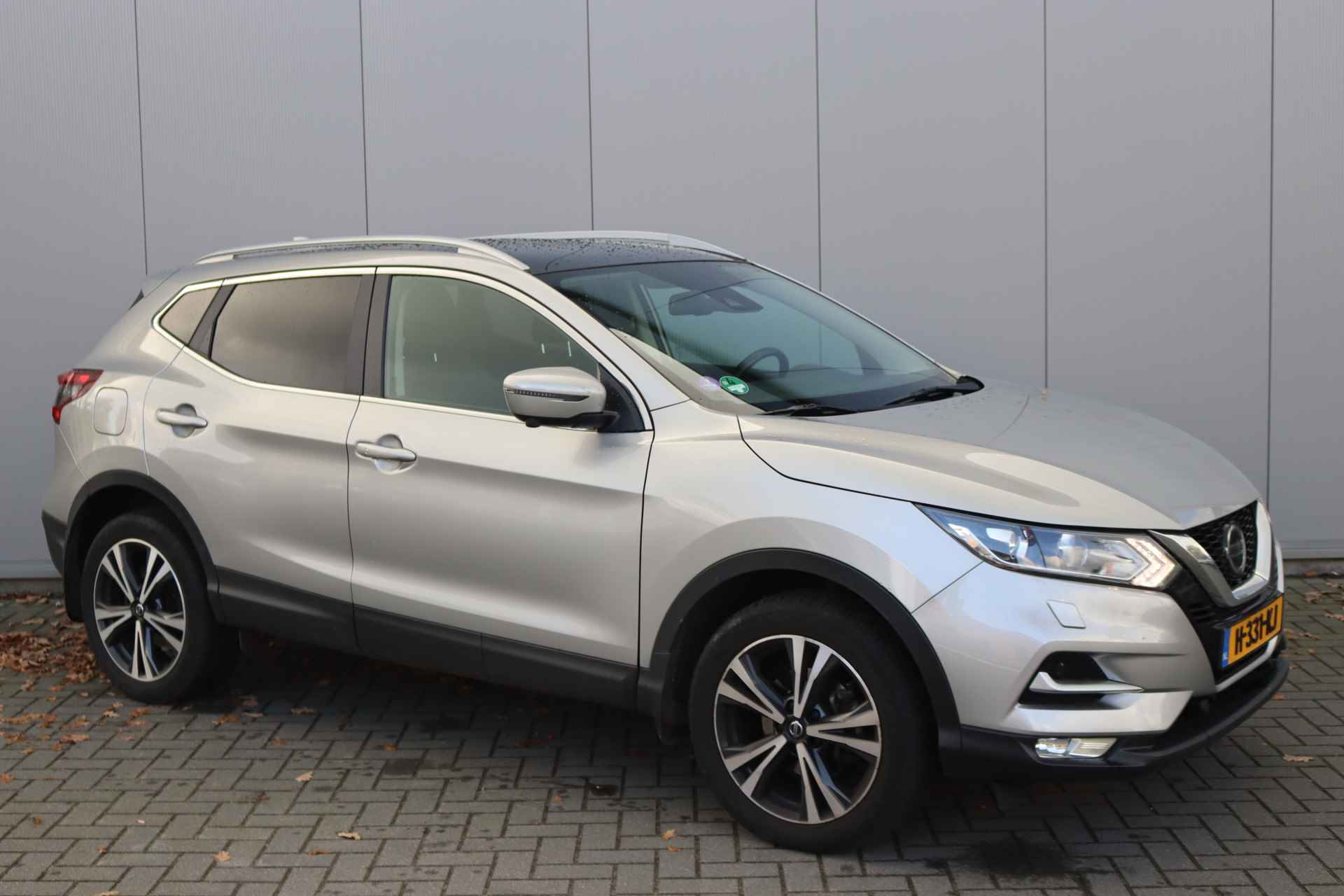 Nissan QASHQAI 1.3 DIG-T 140PK N-Connecta Navigatie/Pano-dak/Camera/Parkeerhulp/Stoelverwarming - 2/30