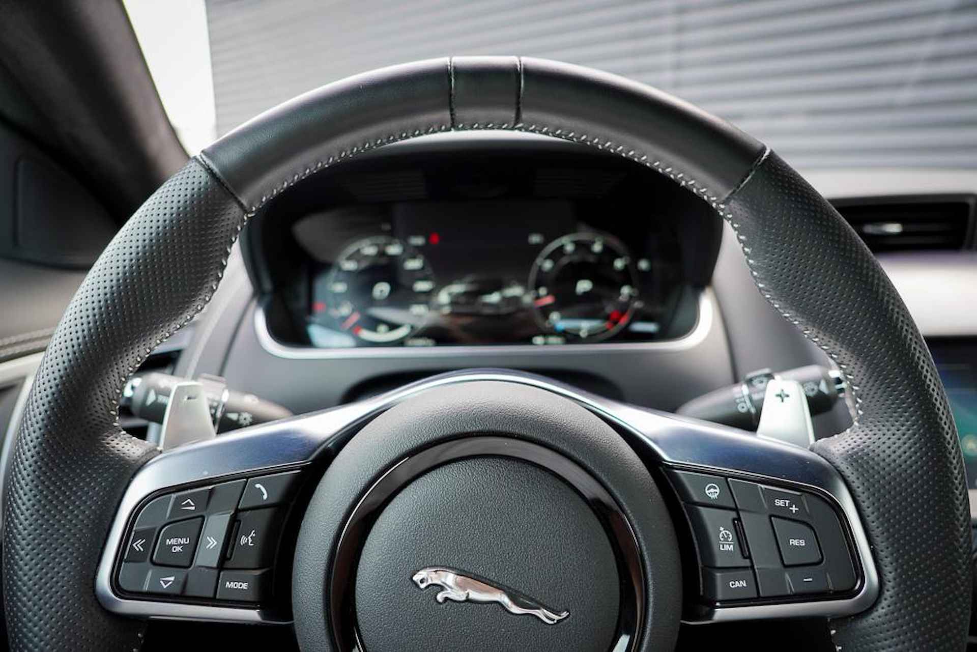 Jaguar F-TYPE P300 RWD R-Dynamic Black / Sportuitlaat / Leder / Stoelkoeling / Vol - 67/74