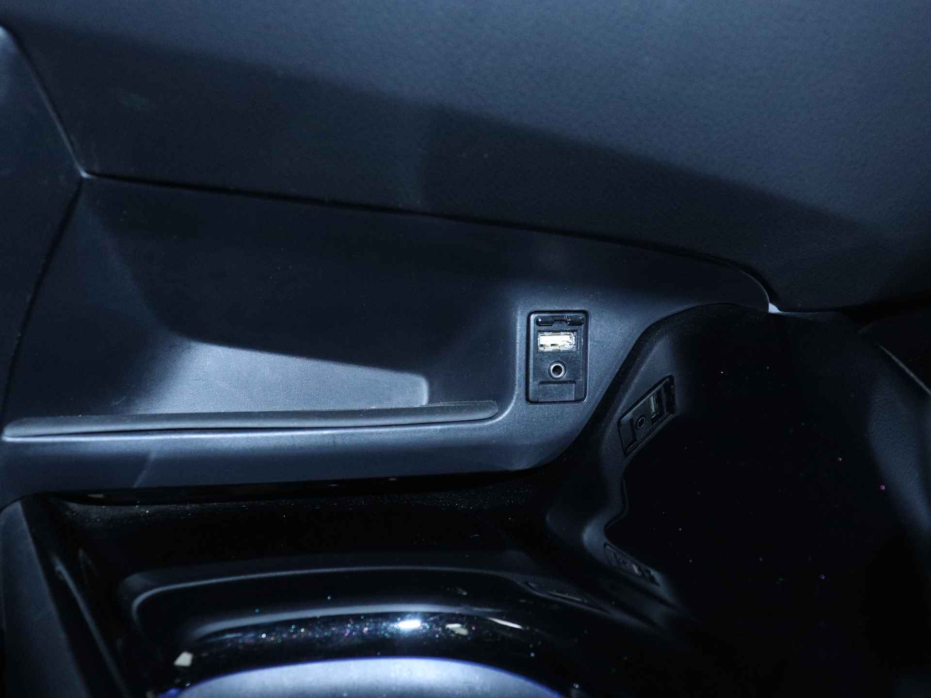 Toyota C-HR 1.8 Hybrid Bi-Tone Limited | JBL | LED Verlichting | Stoelverwarming | Parkeersensoren | - 35/46