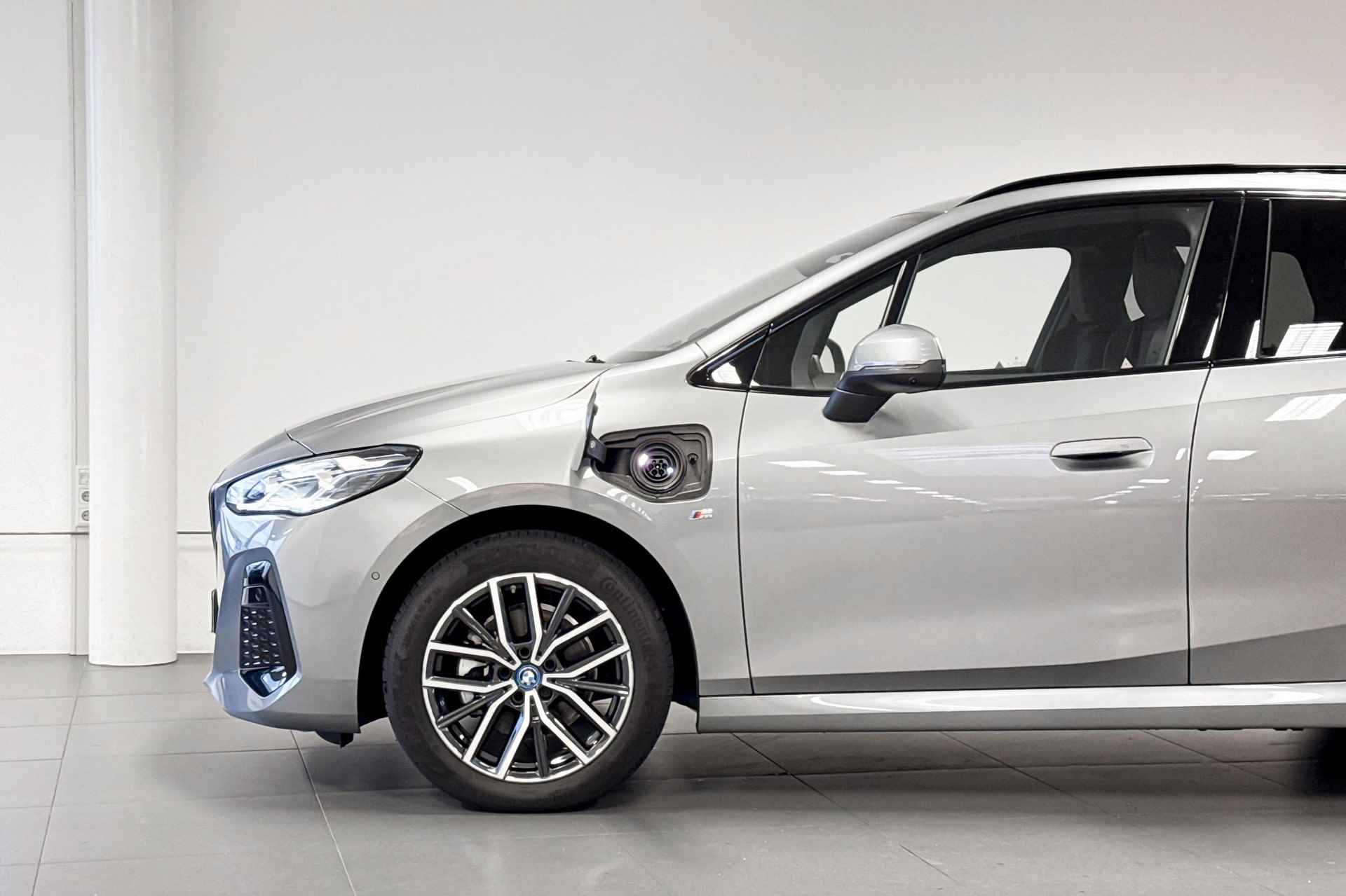 BMW 2 Serie Active Tourer 225e xDrive | M Sport | Glazen Panoramadak | Harman Kardon | Headup display | Trekhaak | - 4/28