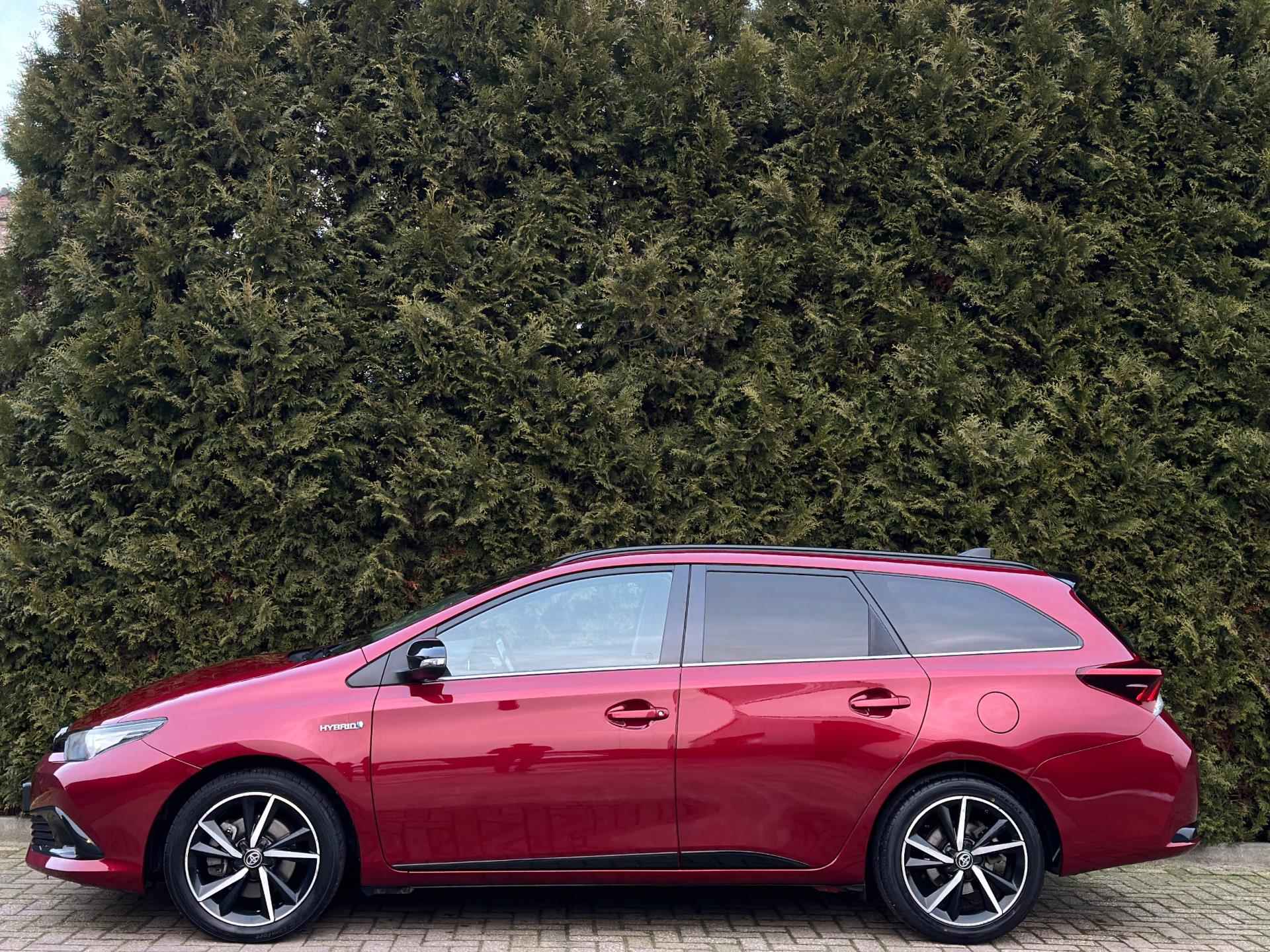 Toyota Auris Touring Sports 1.8 Hybrid Executive Camera - 2/31