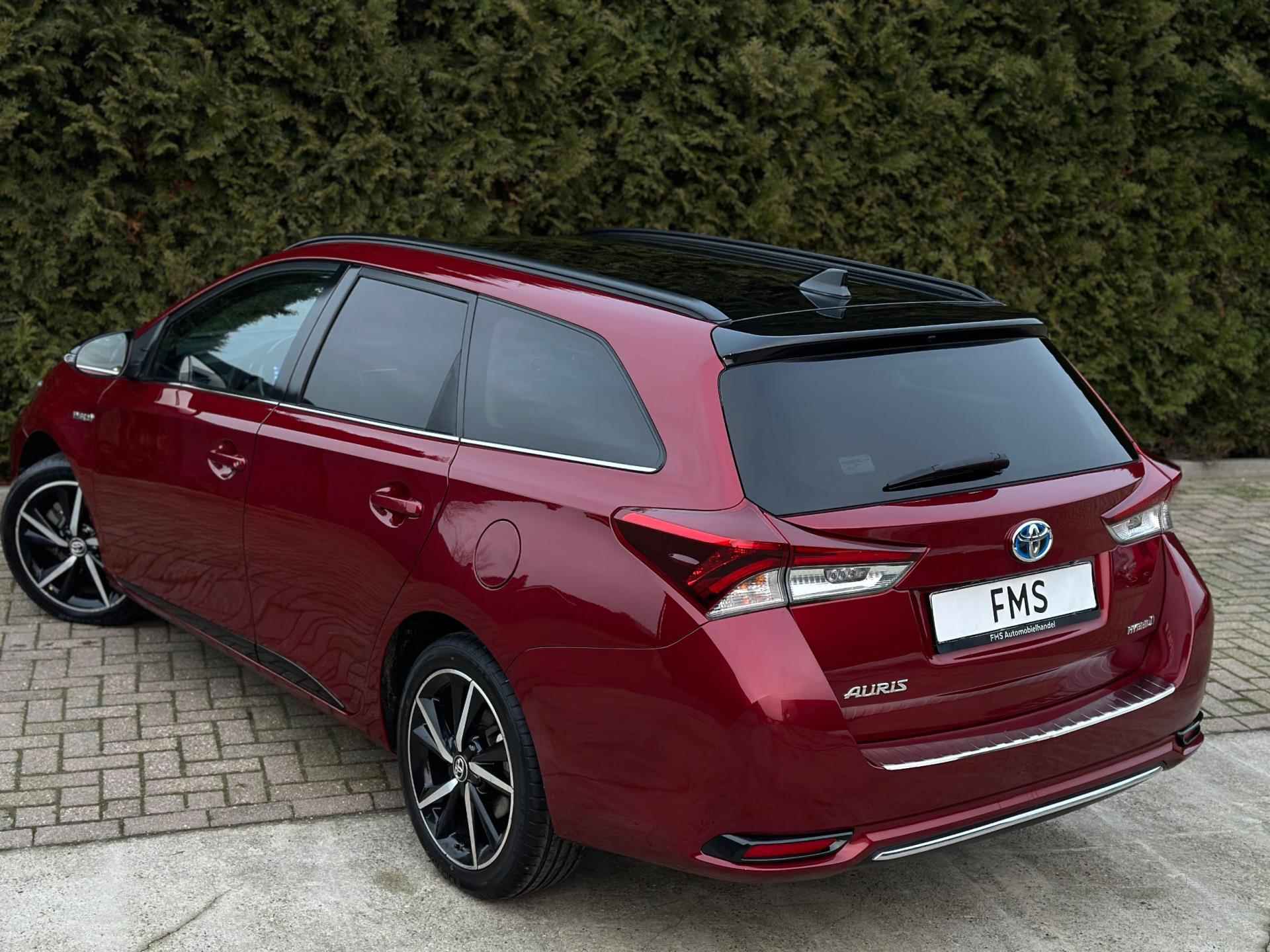 Toyota Auris Touring Sports 1.8 Hybrid Executive Camera - 30/31