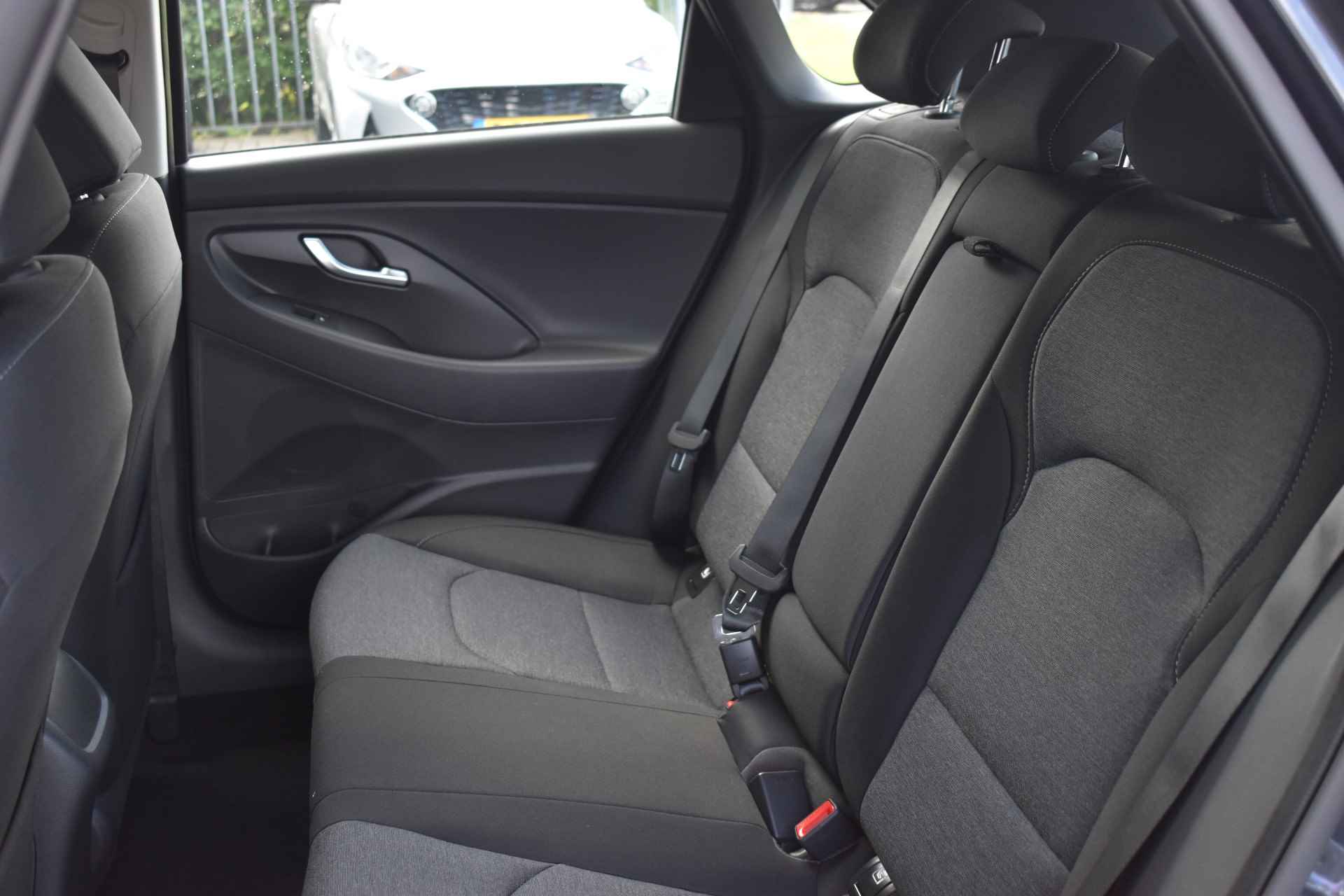 Hyundai i30 1.0 T-GDi MHEV Comfort Smart VAN €34.145,- VOOR €29.930,- - 13/31