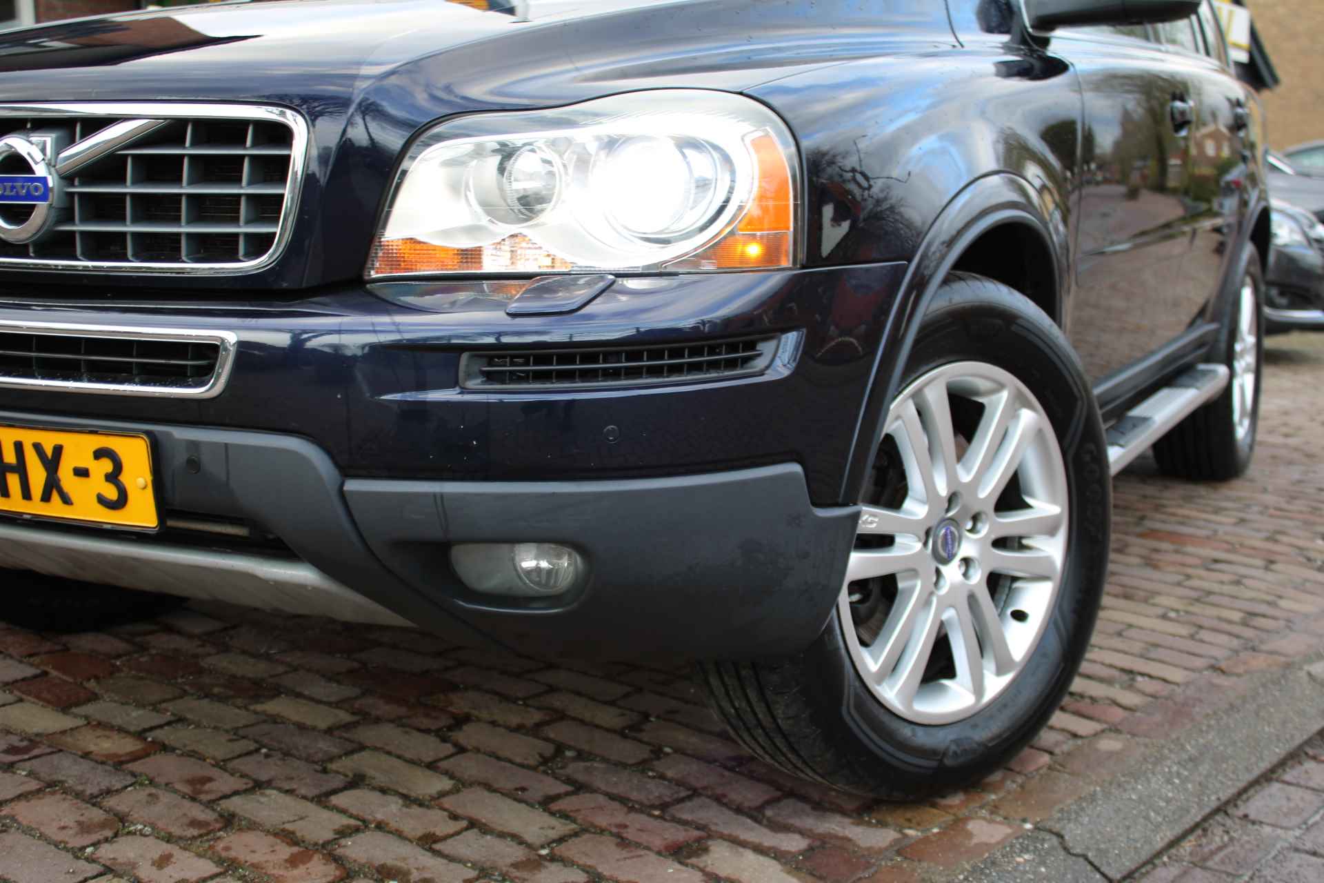 Volvo XC90 2.5T 210PK Limited Edition Automaat + 18"/ Leder/ Navi/ Clima/ NL auto - 2/41