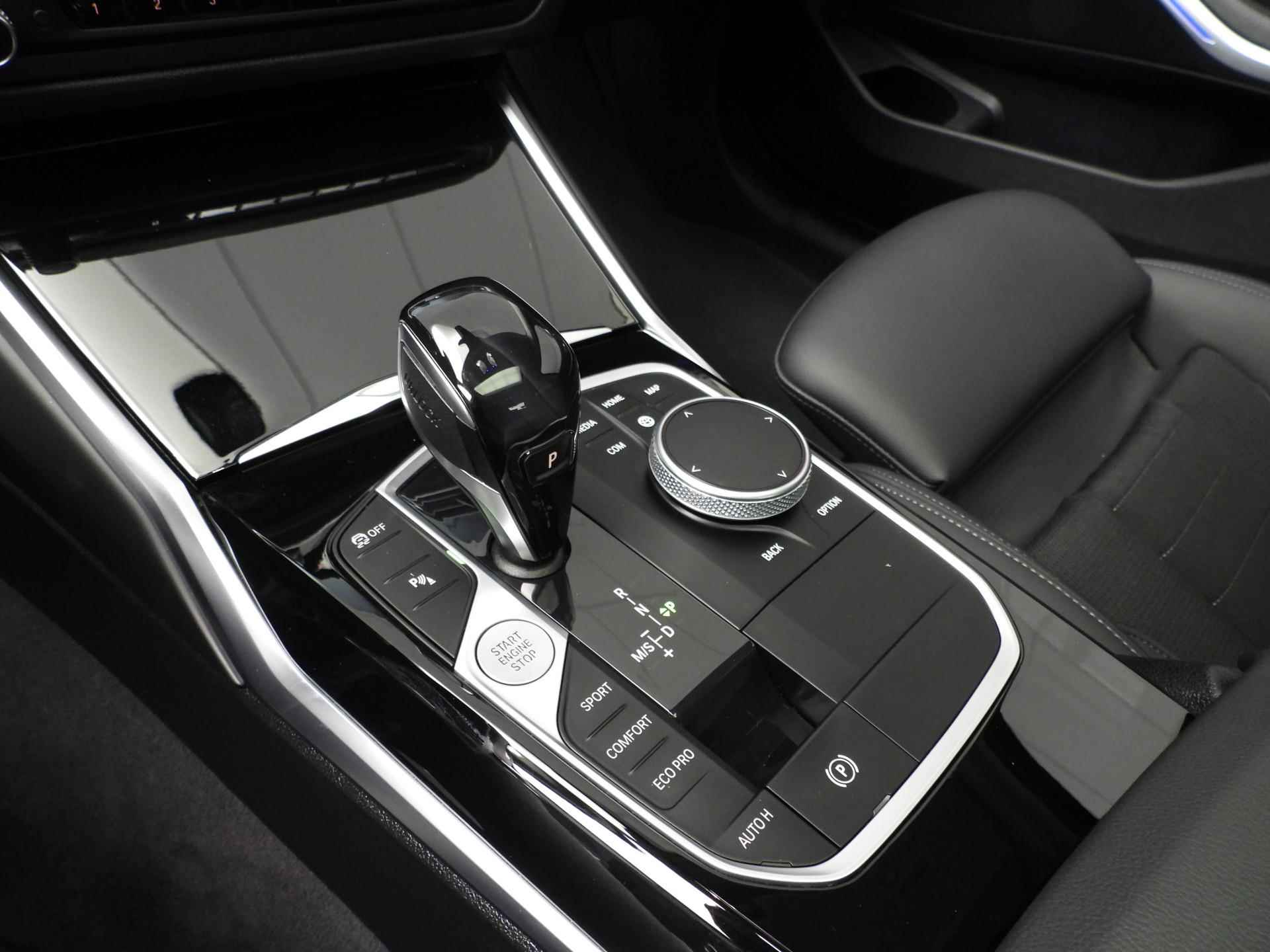 BMW 3 Serie Sedan 318d LED | Navigatie | Schuifdak | Sportstoelen | Clima | DAB | Hifi speakers | Alu 18 inch - 18/39