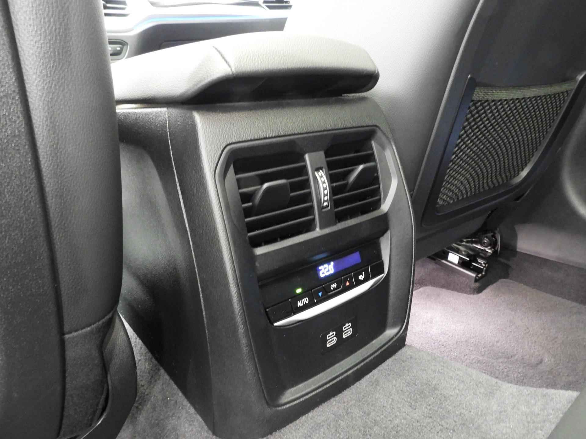 BMW 3 Serie Sedan 318d LED | Navigatie | Schuifdak | Sportstoelen | Clima | DAB | Hifi speakers | Alu 18 inch - 24/39