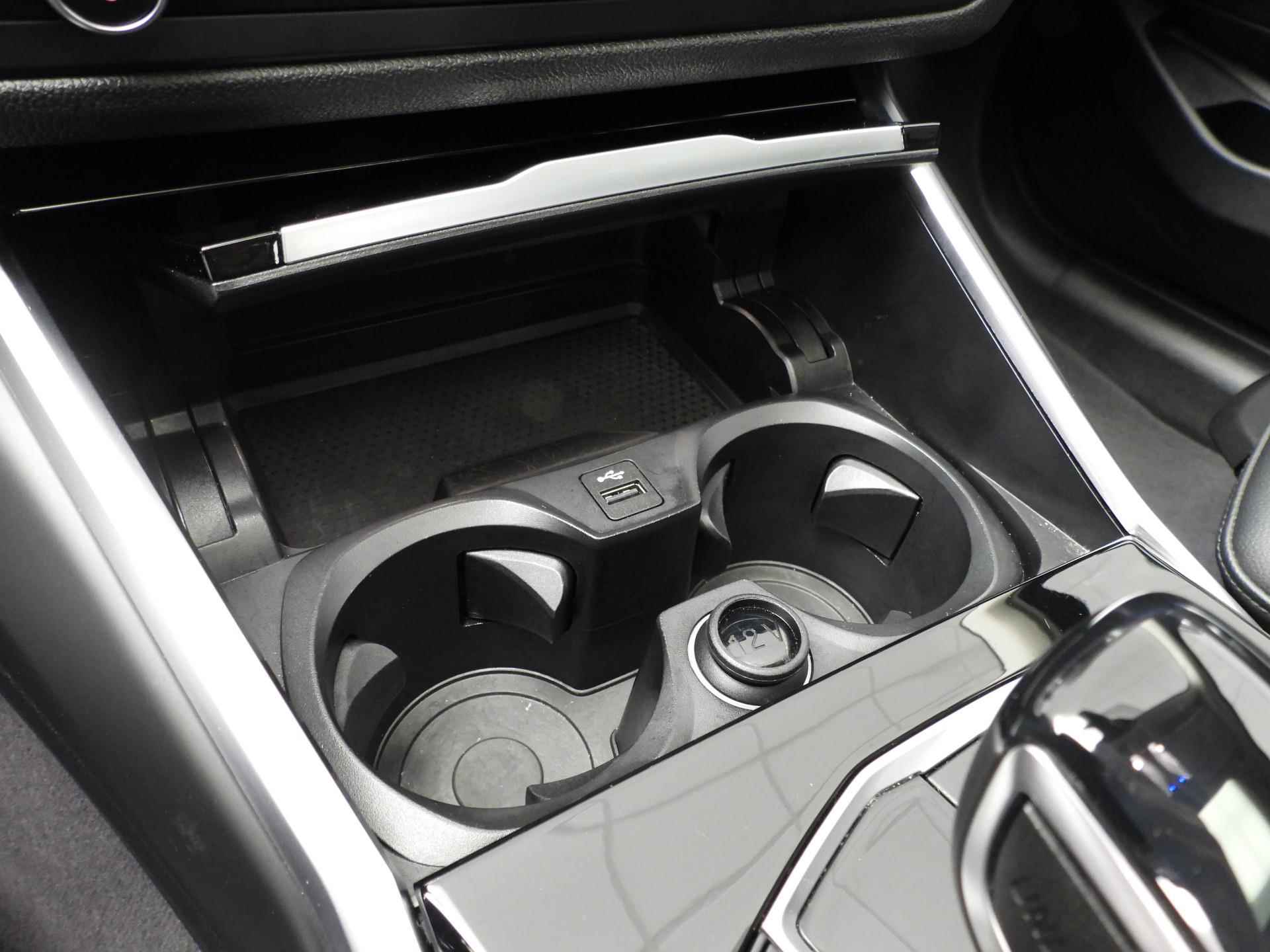 BMW 3 Serie Sedan 318d LED | Navigatie | Schuifdak | Sportstoelen | Clima | DAB | Hifi speakers | Alu 18 inch - 31/39