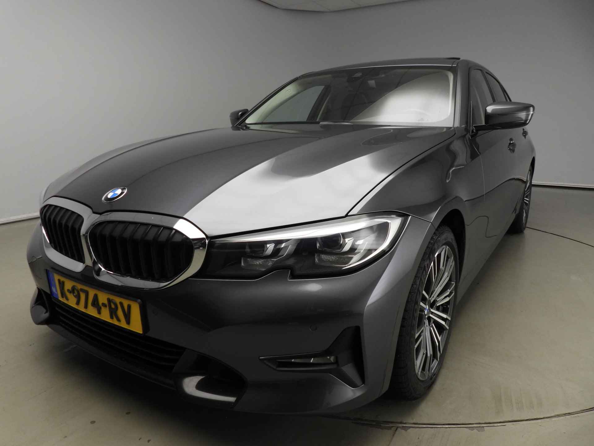 BMW 3 Serie Sedan 318d LED | Navigatie | Schuifdak | Sportstoelen | Clima | DAB | Hifi speakers | Alu 18 inch - 37/39