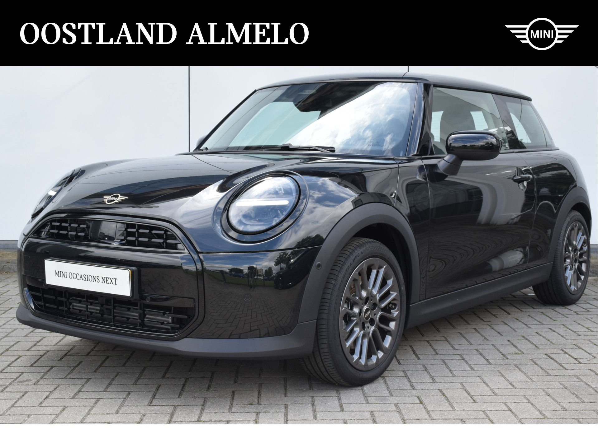 MINI Hatchback Cooper C Essential Automaat / LED / Parking Assistant / Stoelverwarming