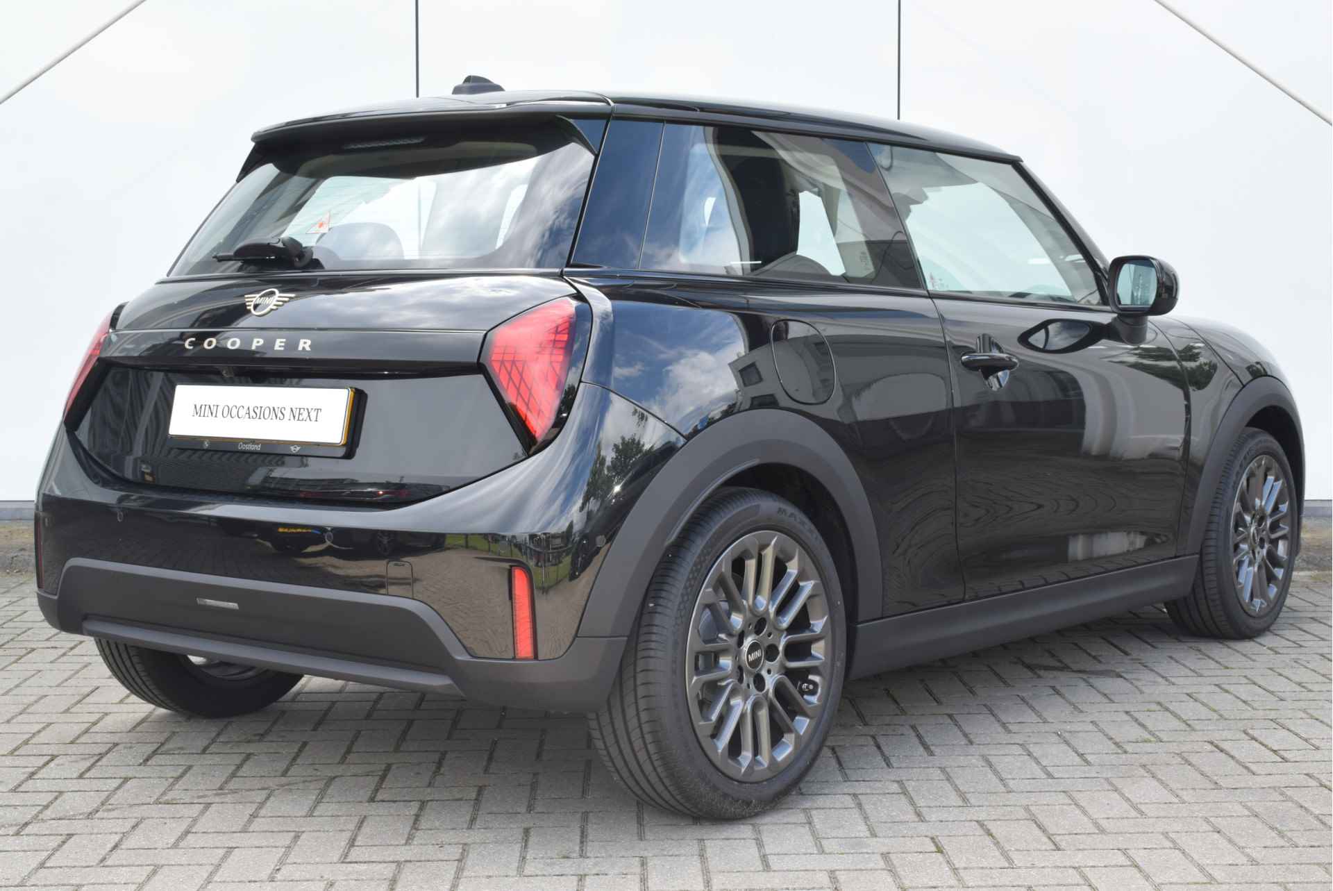 MINI Hatchback Cooper C Essential Automaat / LED / Parking Assistant / Stoelverwarming - 10/22