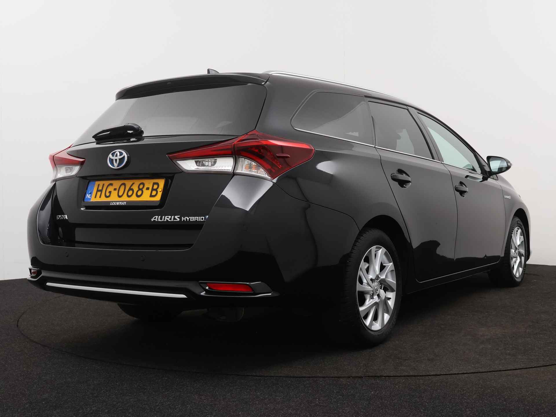 Toyota Auris Touring Sports 1.8 Hybrid Executive | Stoelverwarming | Navigatie | LM velgen | Parkeersensoren | Cruise Control | - 3/45