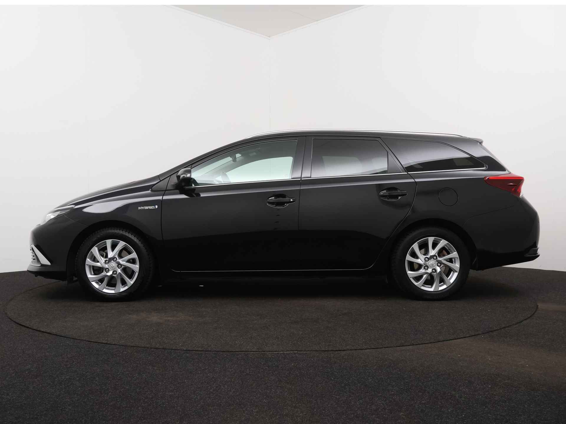 Toyota Auris Touring Sports 1.8 Hybrid Executive | Stoelverwarming | Navigatie | LM velgen | Parkeersensoren | Cruise Control | - 4/45