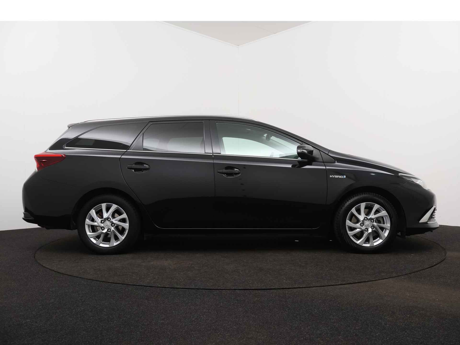 Toyota Auris Touring Sports 1.8 Hybrid Executive | Stoelverwarming | Navigatie | LM velgen | Parkeersensoren | Cruise Control | - 16/45