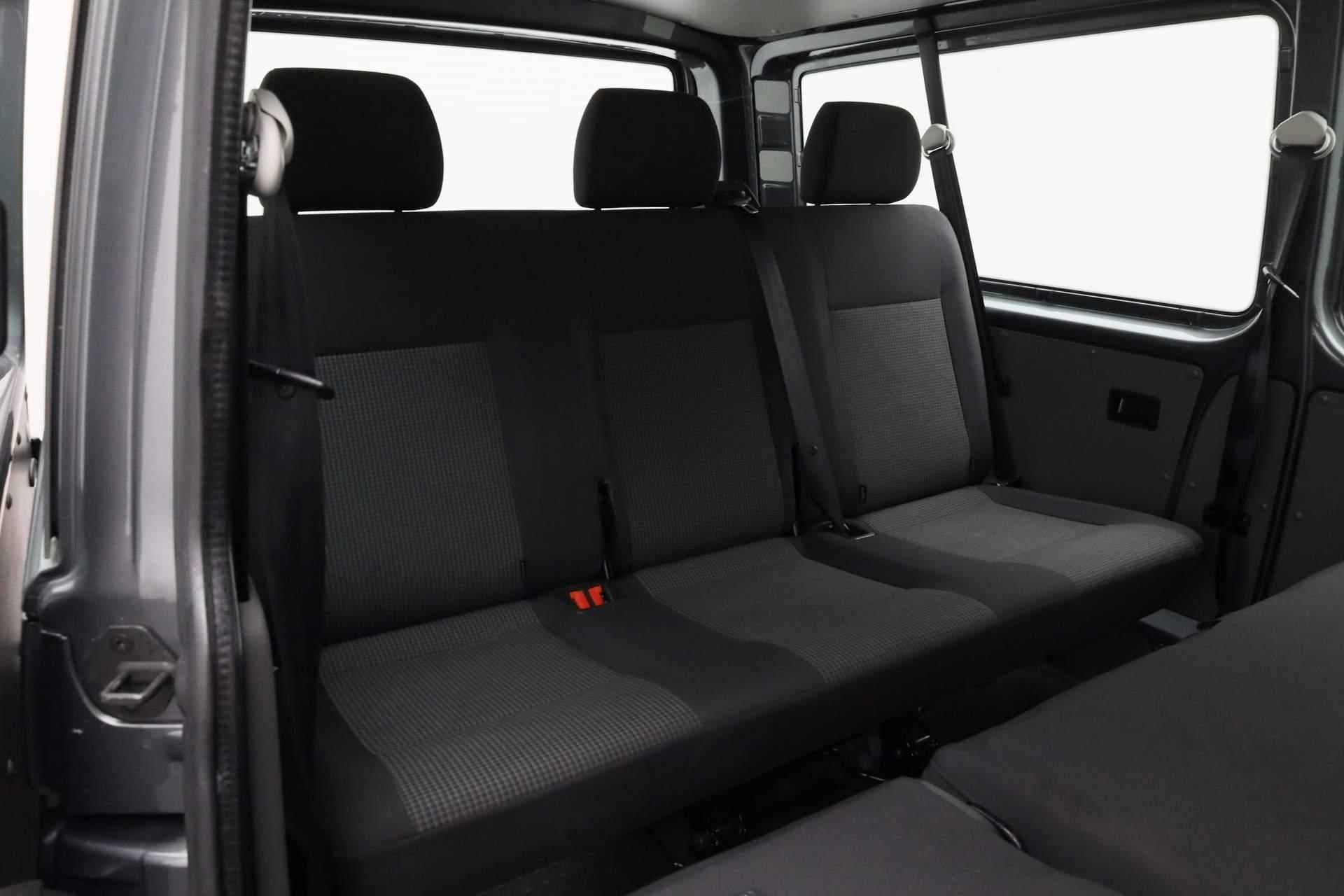 Volkswagen Transporter Kombi 9 pers. 2.0 TDI 150PK DSG L2H1 | Prijs: incl. BTW/BPM! | Trekhaak | Navi | Stoelverwarming | Parkeersensoren voor/achter | Apple Carplay / Android Auto | Airco - 12/34