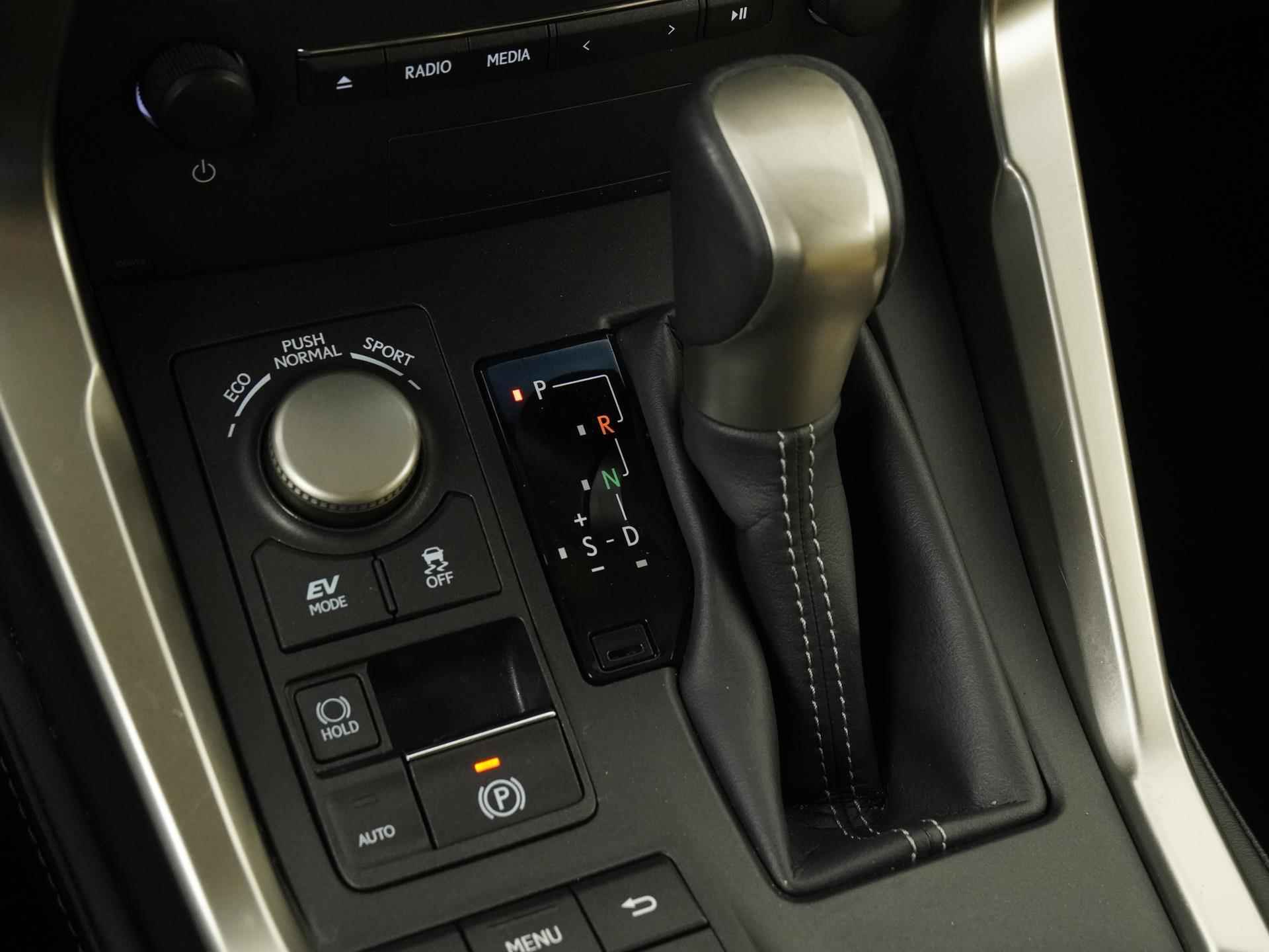 Lexus NX 300h AWD Luxury Line | Camera | Leder | Elek. Achterklep | Zondag Open! - 12/38