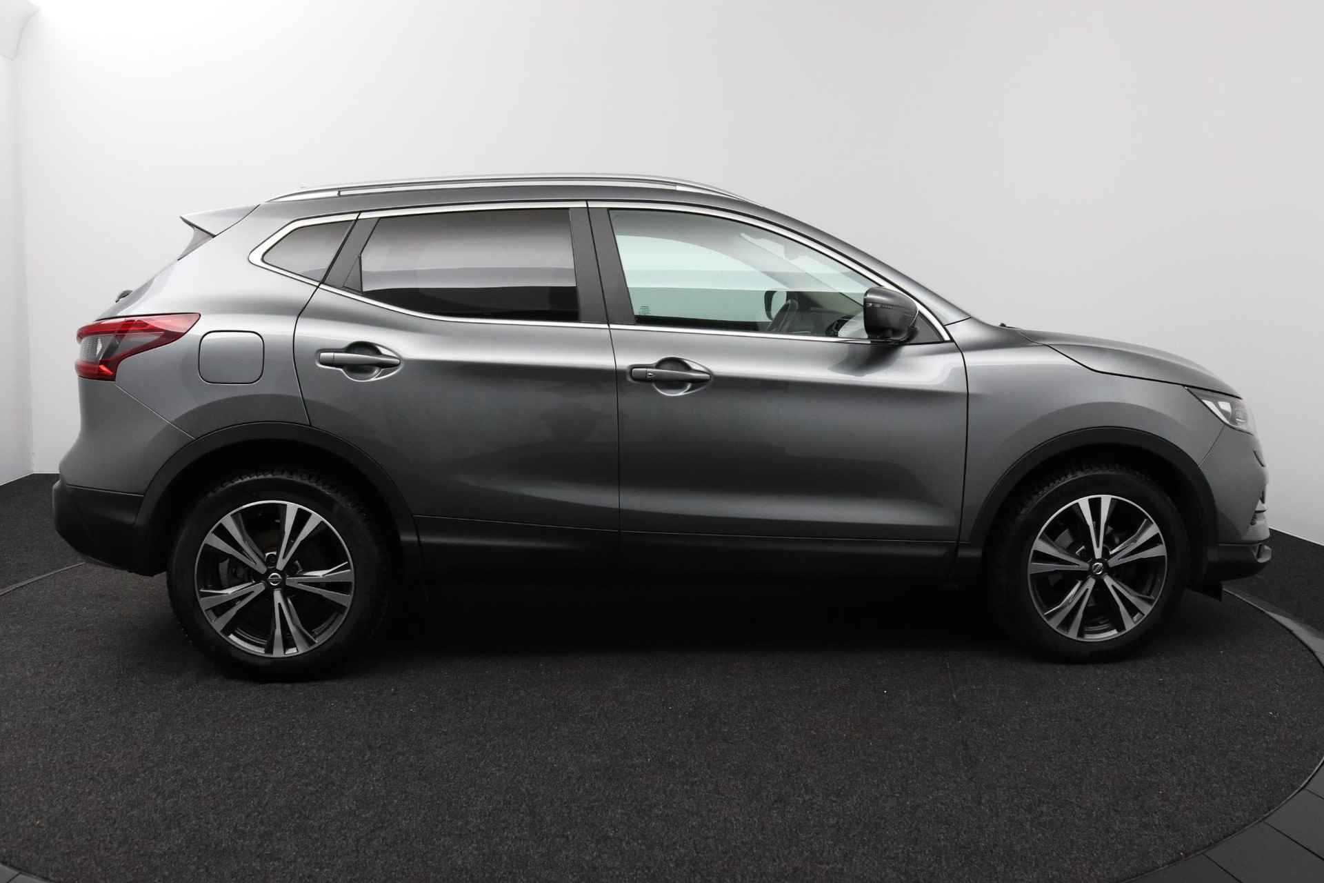 Nissan Qashqai 1.2 DIG-T 115 X-Tronic N-Connecta | Panoramadak | Trekhaak | All-Season banden | Stoelverwarming - 17/39