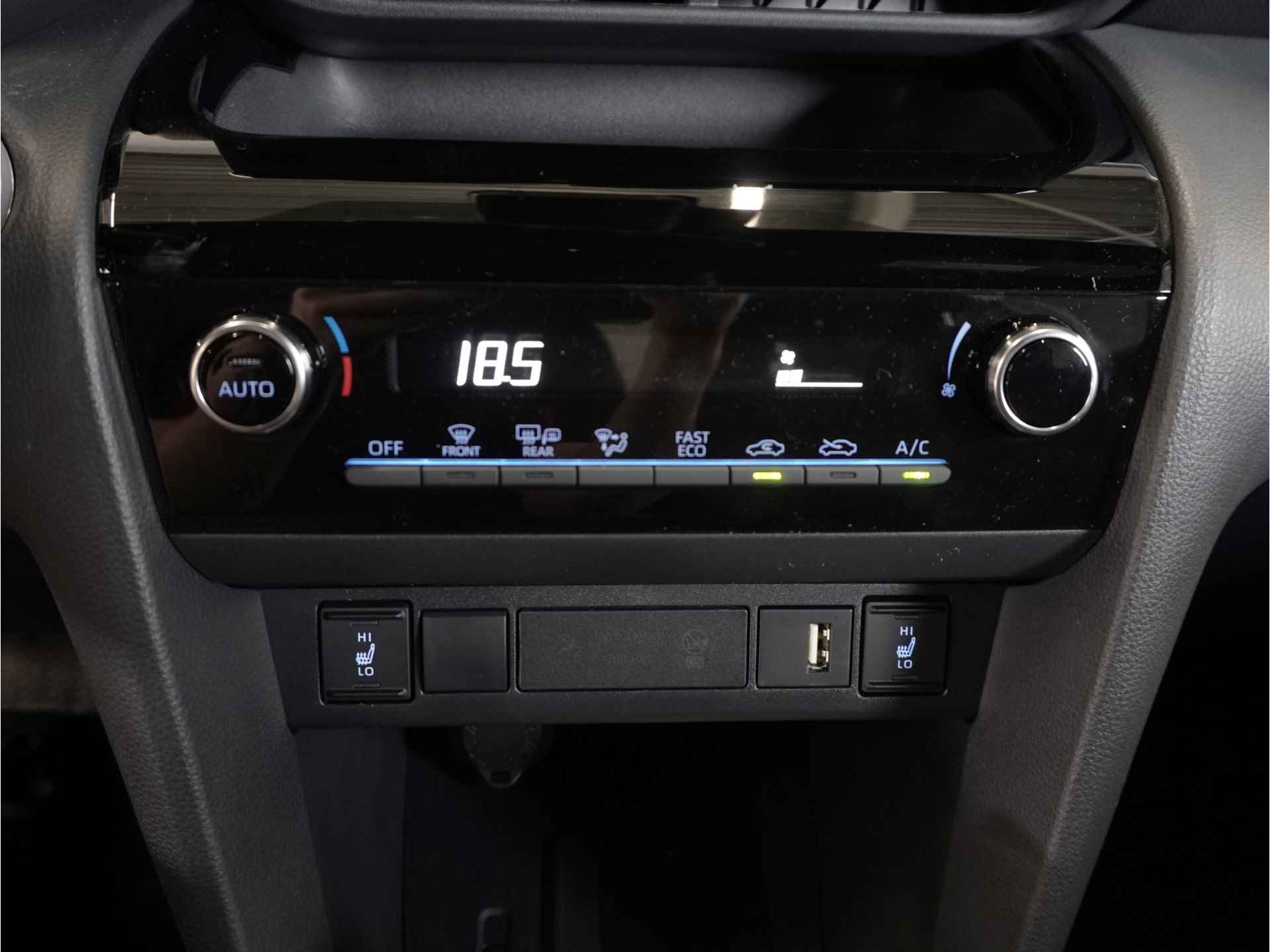 Toyota Yaris Cross 1.5 Hybrid Dynamic Team D | Safety Pack | Smart Connect | Winter Pakket | PDC V+A | Stuur- Stoelverwarming | Rijklaarprijs - 28/33