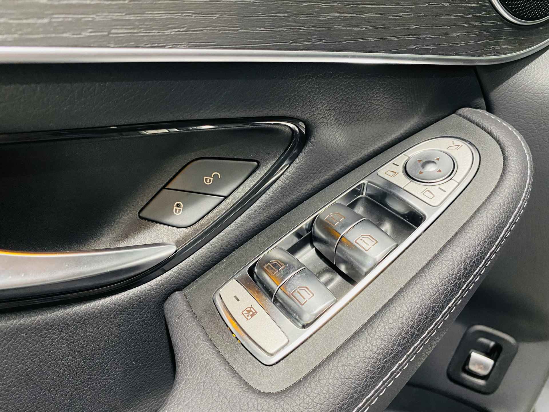 Mercedes-Benz GLC 200 4MATIC AMG // Distronic // 360° Camera // KeyLess Entry // Digitaal Dashbord // DAB // Touchpad // 20" AMG Multispaak // Dod - 15/44