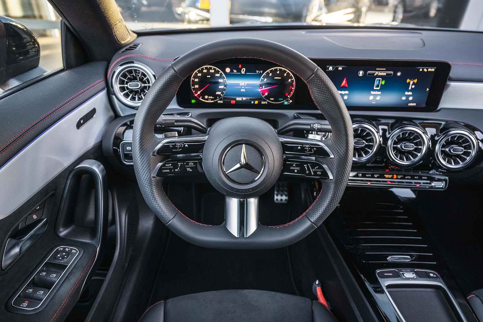 Mercedes-Benz CLA-klasse 180 AMG Line Nightpakket | Facelift | Panoramadak | Adaptive Cruise | Keyless Entry | Camera | 19 inch | Sfeerverlichting | - 14/29