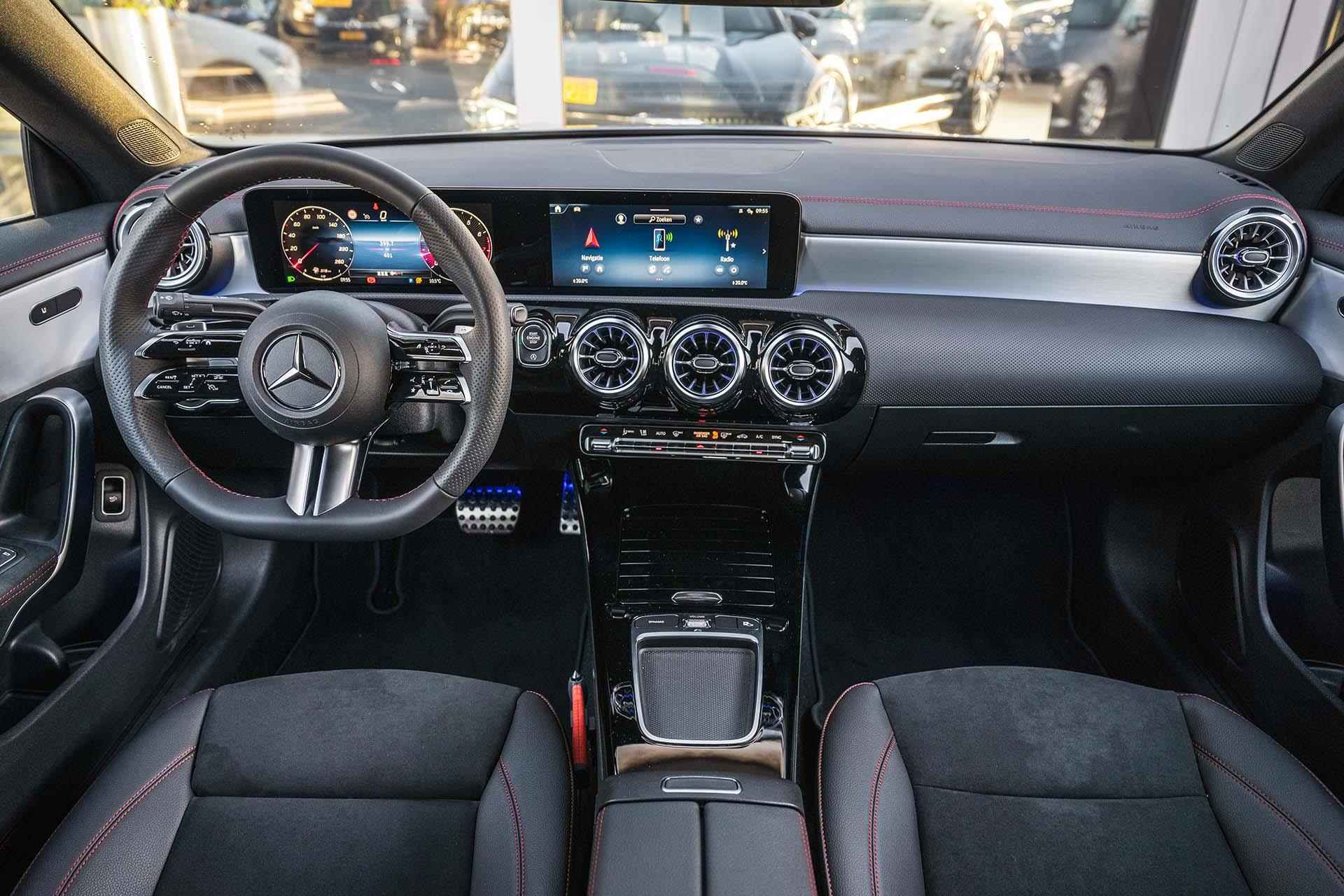 Mercedes-Benz CLA-klasse 180 AMG Line Nightpakket | Facelift | Panoramadak | Adaptive Cruise | Keyless Entry | Camera | 19 inch | Sfeerverlichting | - 15/29