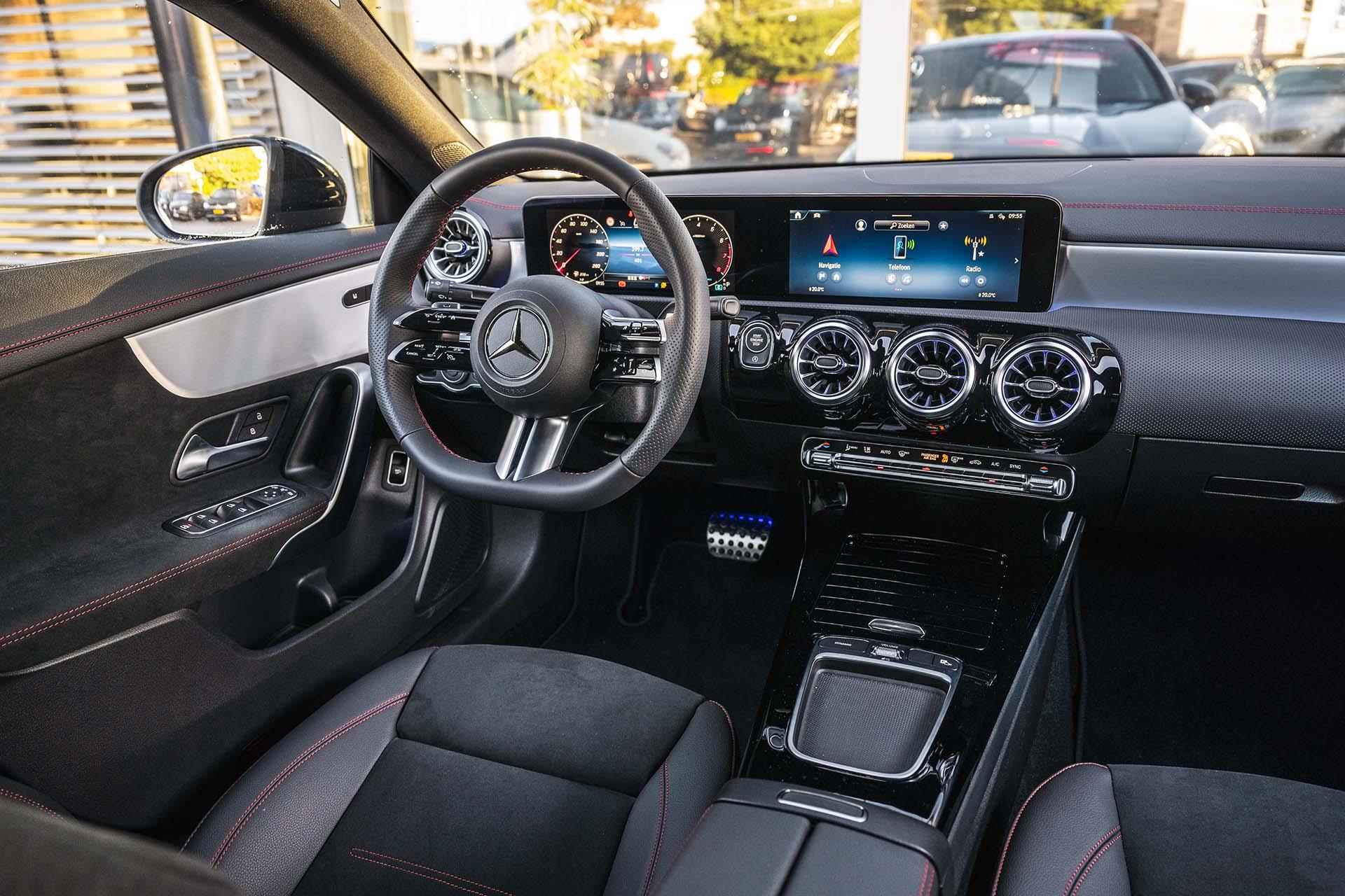 Mercedes-Benz CLA-klasse 180 AMG Line Nightpakket | Facelift | Panoramadak | Adaptive Cruise | Keyless Entry | Camera | 19 inch | Sfeerverlichting | - 16/29