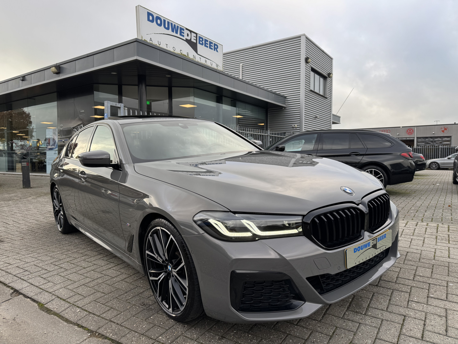 BMW 5 Serie 520i M-Sport Facelift Berninagrau | Schuifdak | Comfort stoel | Harman Kardon |