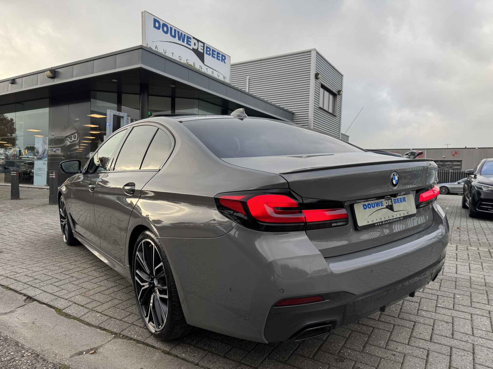 BMW 5 Serie 520i M-Sport Facelift Berninagrau | Schuifdak | Comfort stoel | Harman Kardon | - 2/33