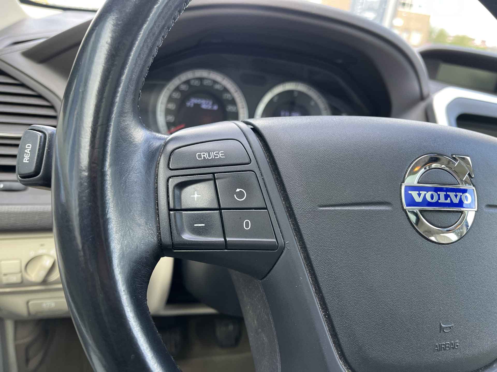 Volvo XC60 2.4 D5 205pk AWD Kinetic | Trekhaak | Dealer onderhouden | - 19/35