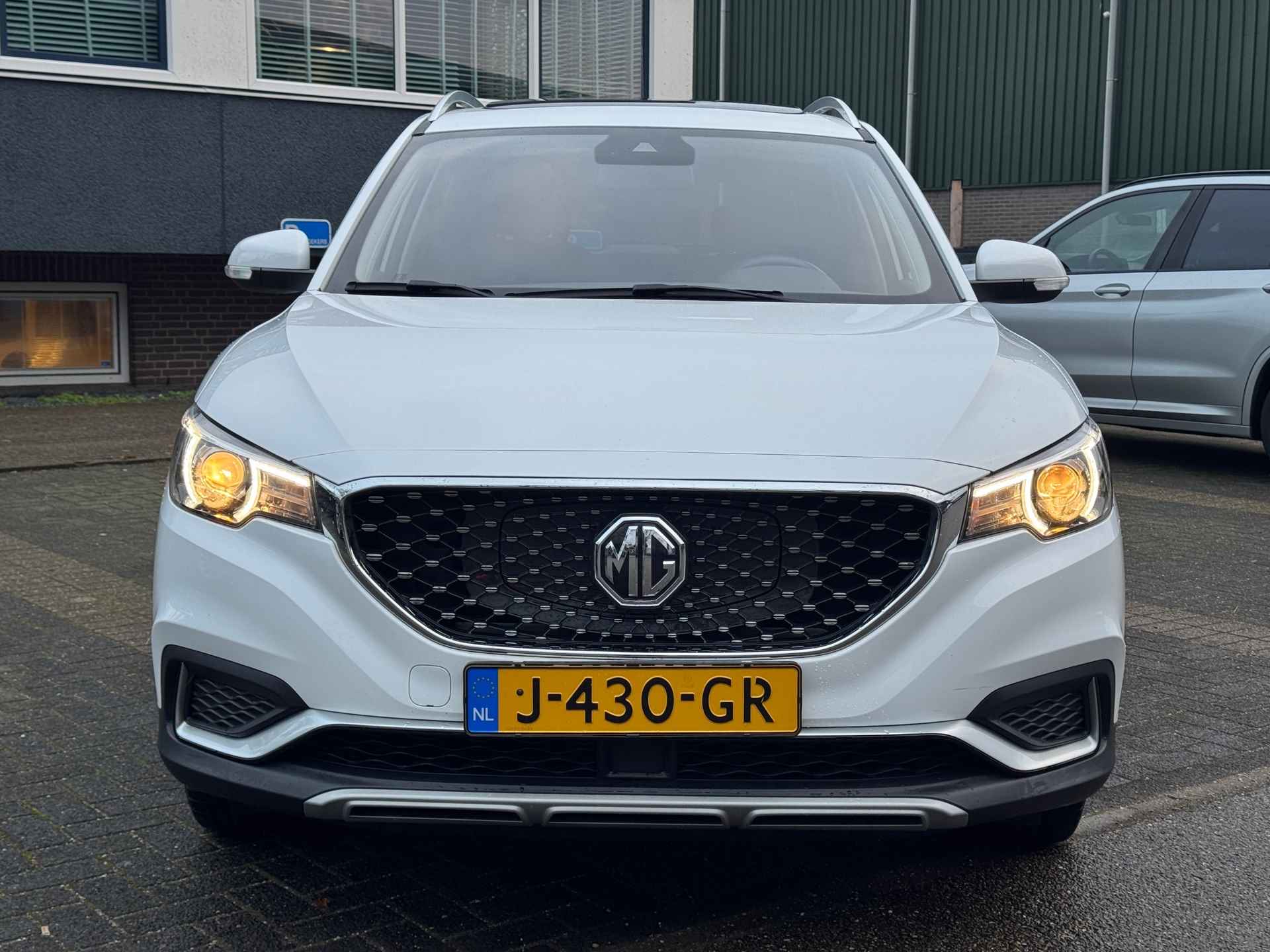 MG ZS EV Luxury 45 kWh VAN 17.900 VOOR 15.440 UW EINDEJAARSVOORDEEL: 2.460 | ORIG. NL. NAP KM | - 3/37