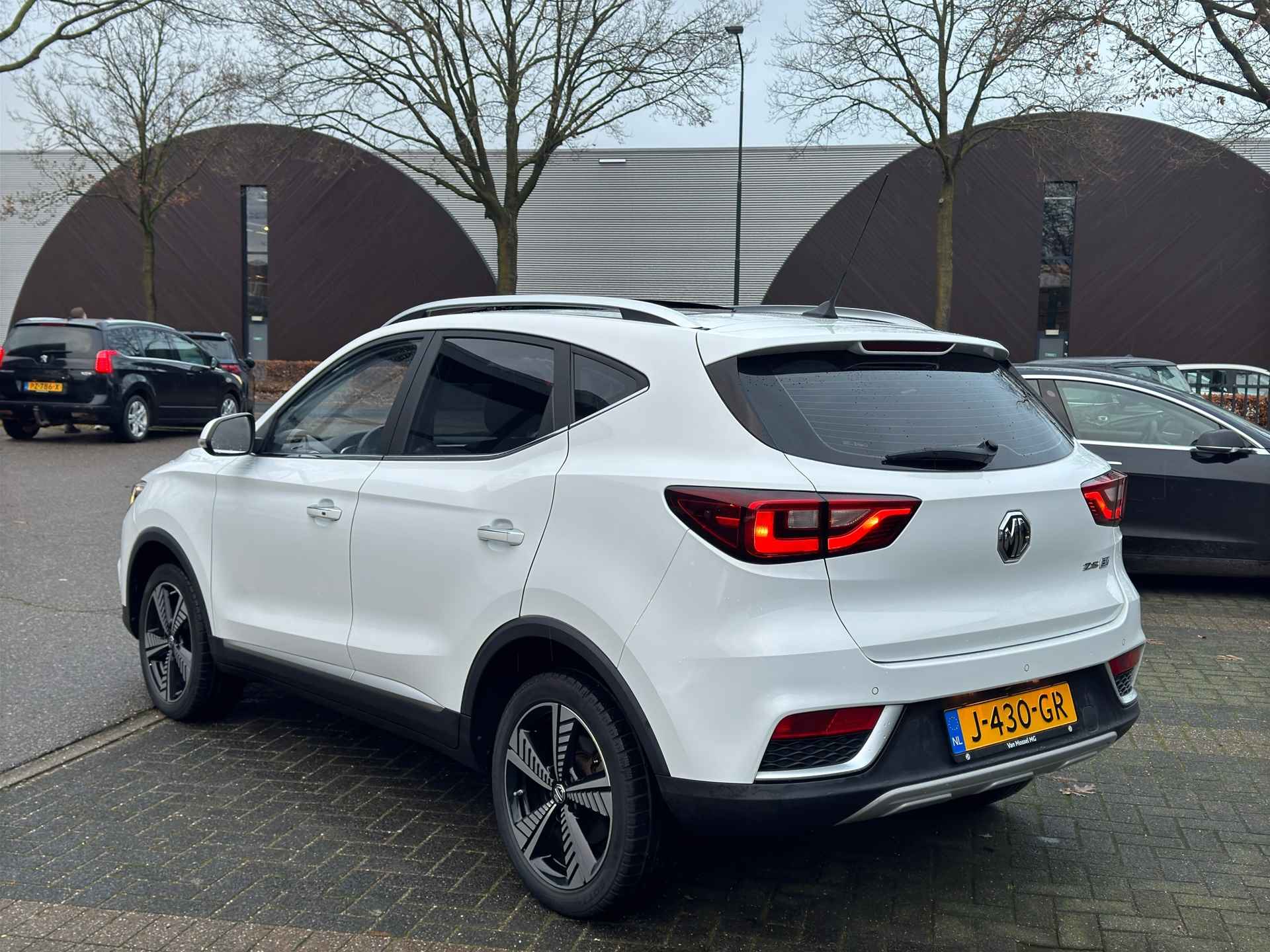 MG ZS EV Luxury 45 kWh VAN 17.900 VOOR 15.440 UW EINDEJAARSVOORDEEL: 2.460 | ORIG. NL. NAP KM | - 7/37