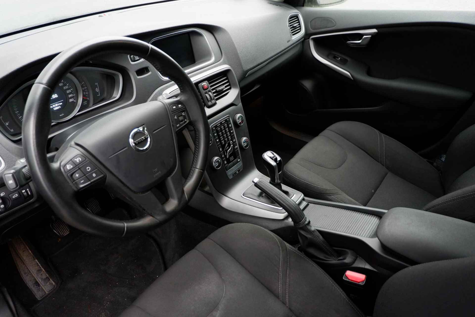 Volvo V40 T2 120PK Kinetic, Park Assist achter, Full-map navigatie, Bluetooth telefoonvoorbereiding, High performance audio - 3/9