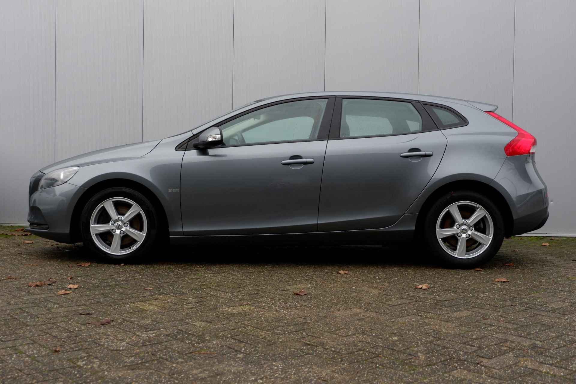 Volvo V40 T2 120PK Kinetic, Park Assist achter, Full-map navigatie, Bluetooth telefoonvoorbereiding, High performance audio - 6/9