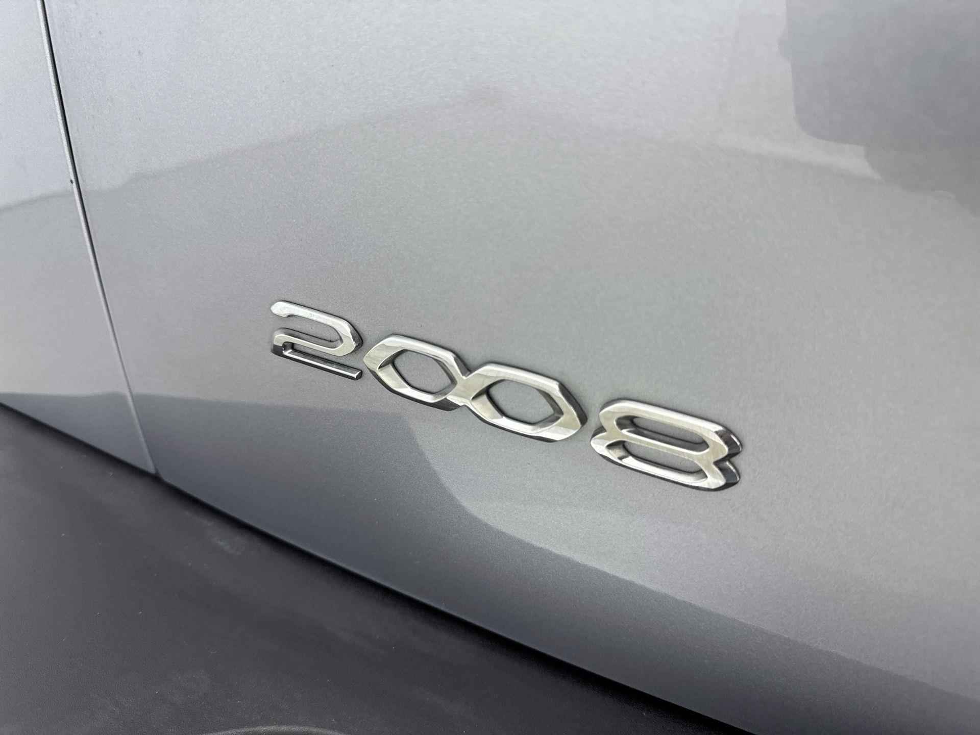 Peugeot 2008 SUV 1.2 100 pk Allure | Navigatie | Parkeerhulp | CarPlay | Climate Control - 25/33