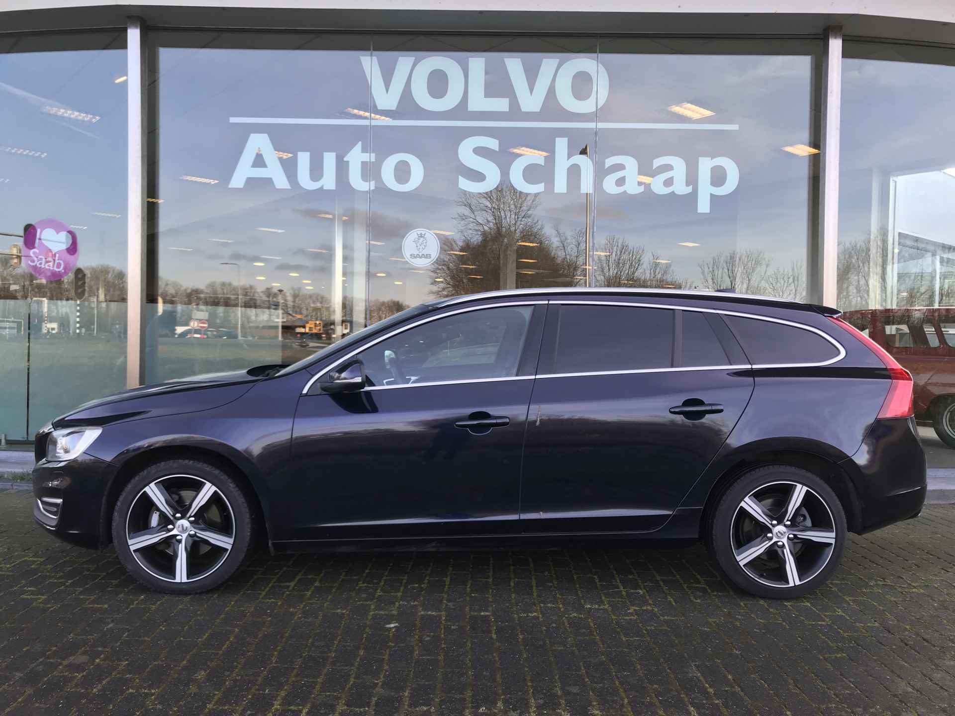 Volvo V60 2.0 D5 225 pk Summum Automaat | Rijklaar incl garantie | Trekhaak Standkachel Darktint Camera - 2/12