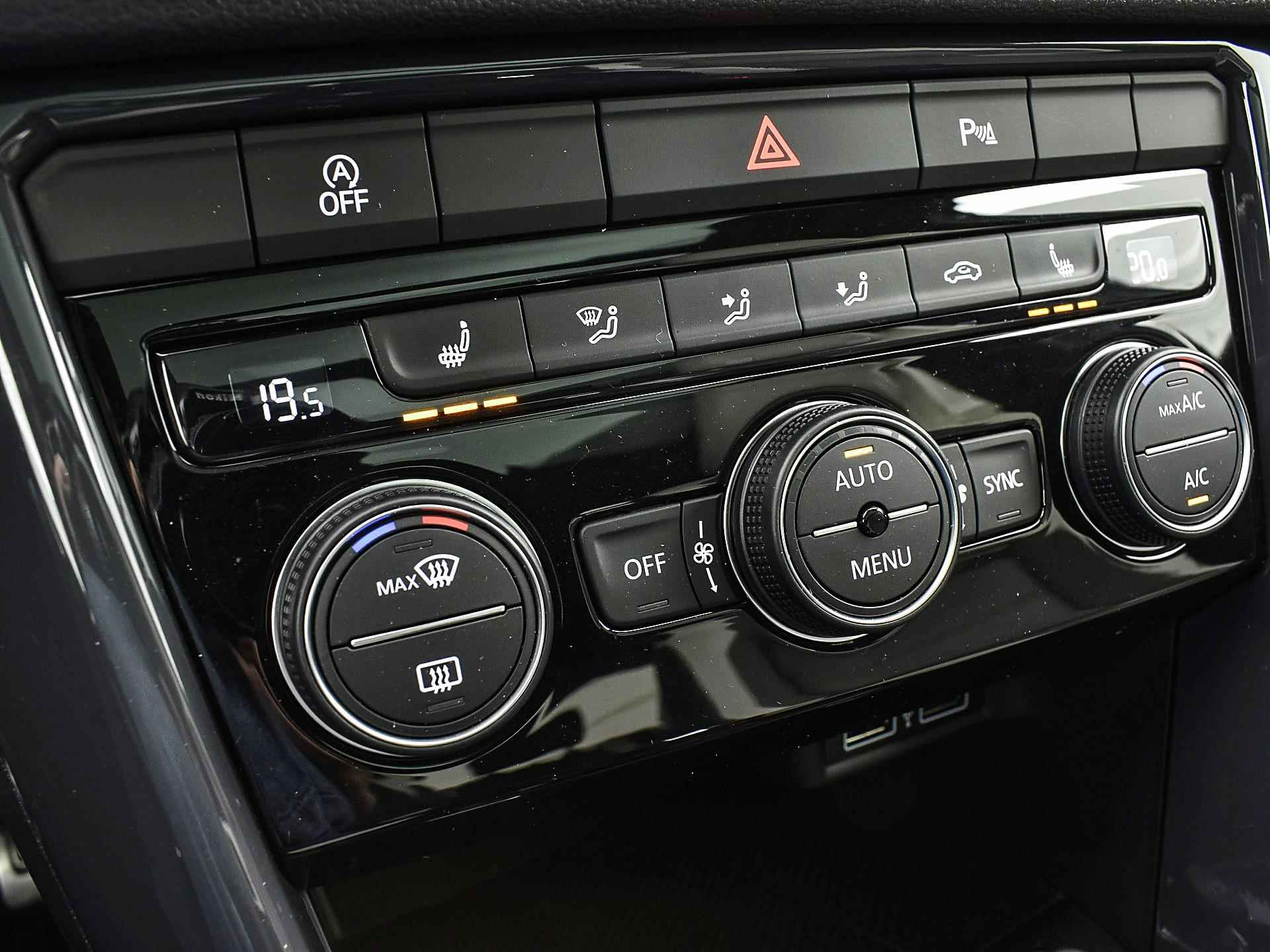 Volkswagen T-Roc 2.0 Tsi 190pk DSG 4Motion Sport | ACC | Climatronic | Keyless | Panoramadak | Elek. Achterklep | P-Sensoren | Camera | Navi | App-Connect | 17'' Inch | 12 Maanden BOVAG-Garantie - 29/30