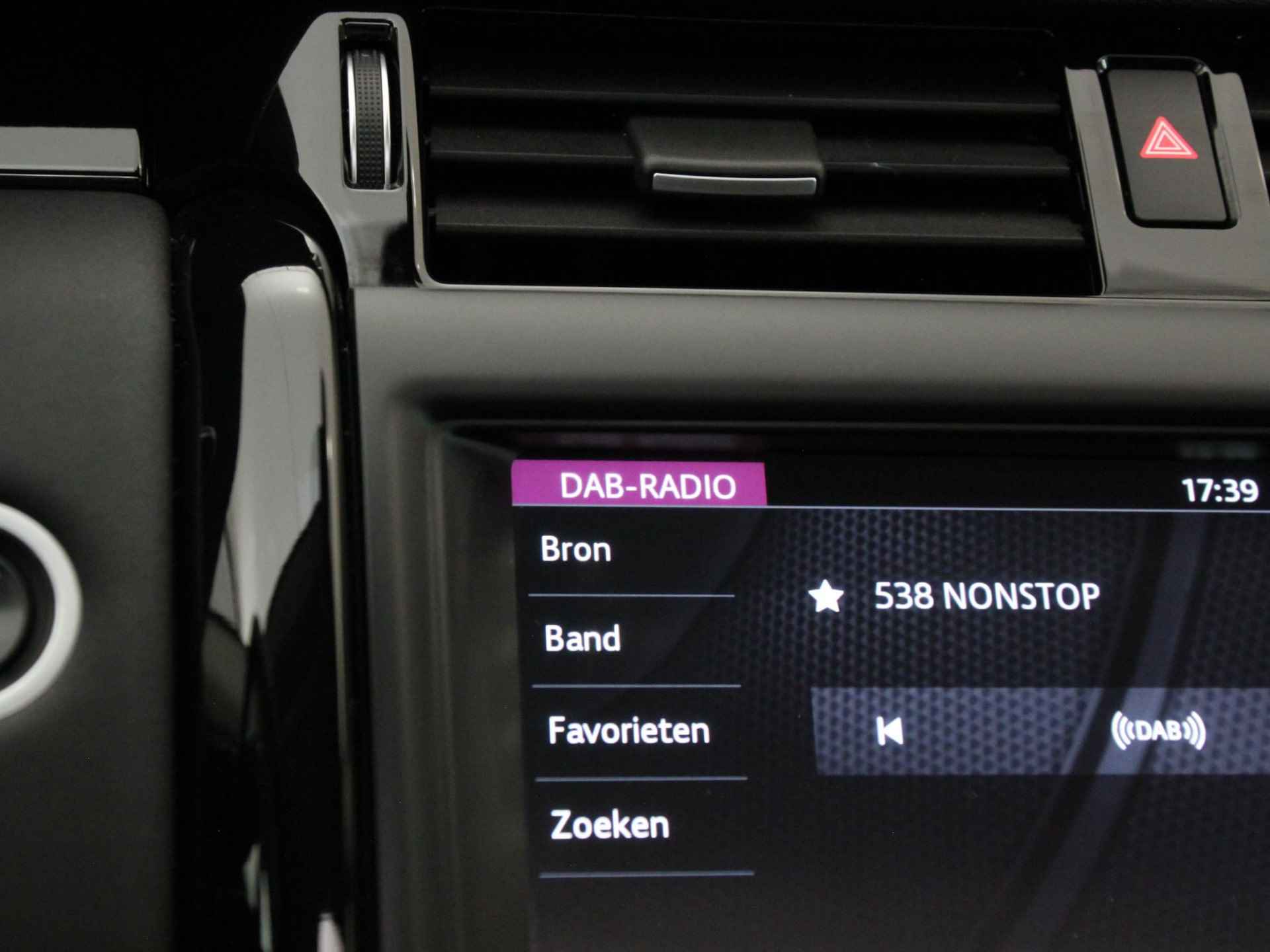 Land Rover Discovery 2.0 Si4 HSE 7p. | Panoramadak | Stuur- + Stoelverwarming | Luchtvering | Apple Carplay/Android Auto | Dodehoek | Voorruit Verwarmd | Camera | Geheugenstoel | Rijklaarprijs! - 18/35