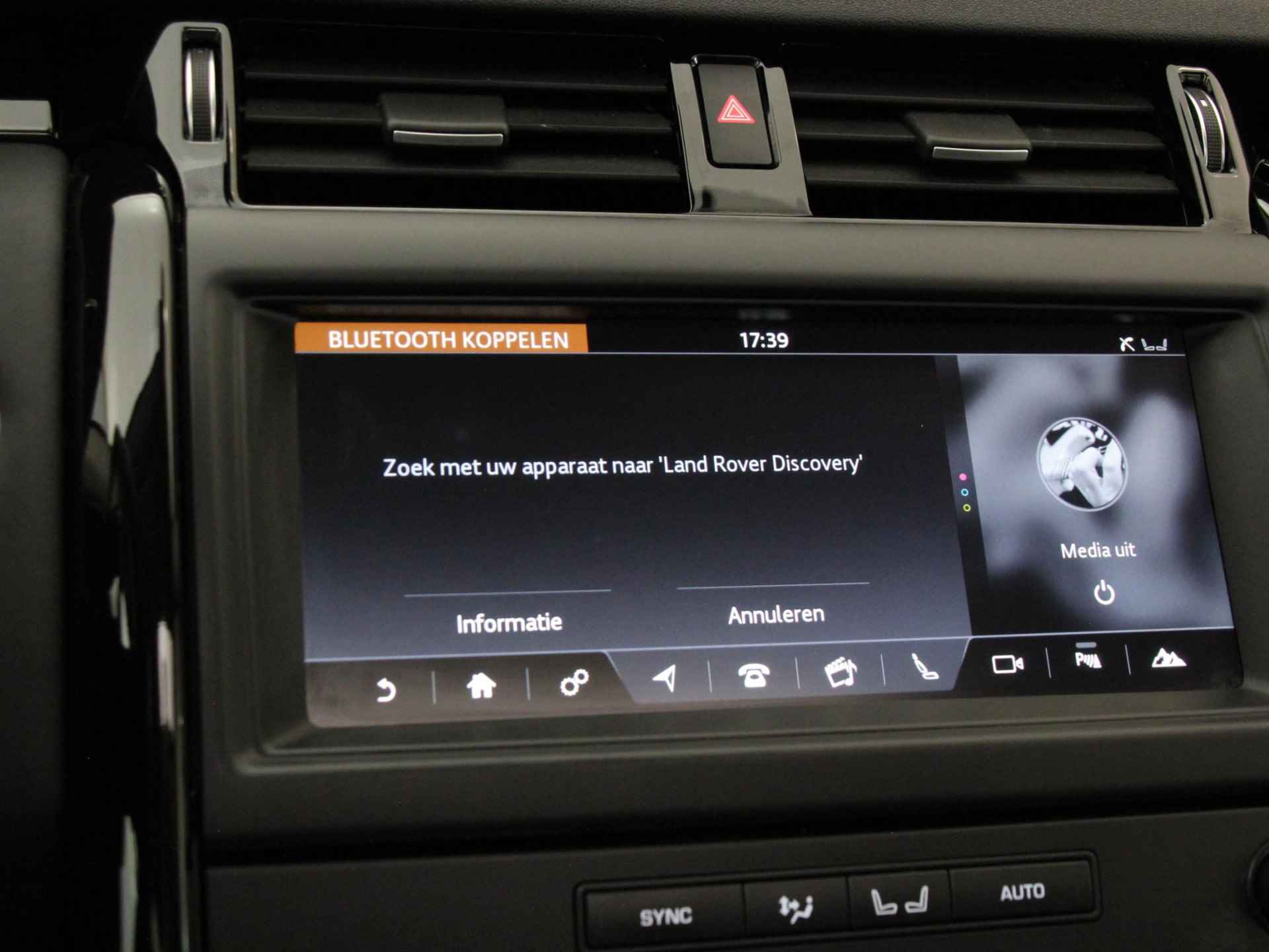 Land Rover Discovery 2.0 Si4 HSE 7p. | Panoramadak | Stuur- + Stoelverwarming | Luchtvering | Apple Carplay/Android Auto | Dodehoek | Voorruit Verwarmd | Camera | Geheugenstoel | Rijklaarprijs! - 23/35
