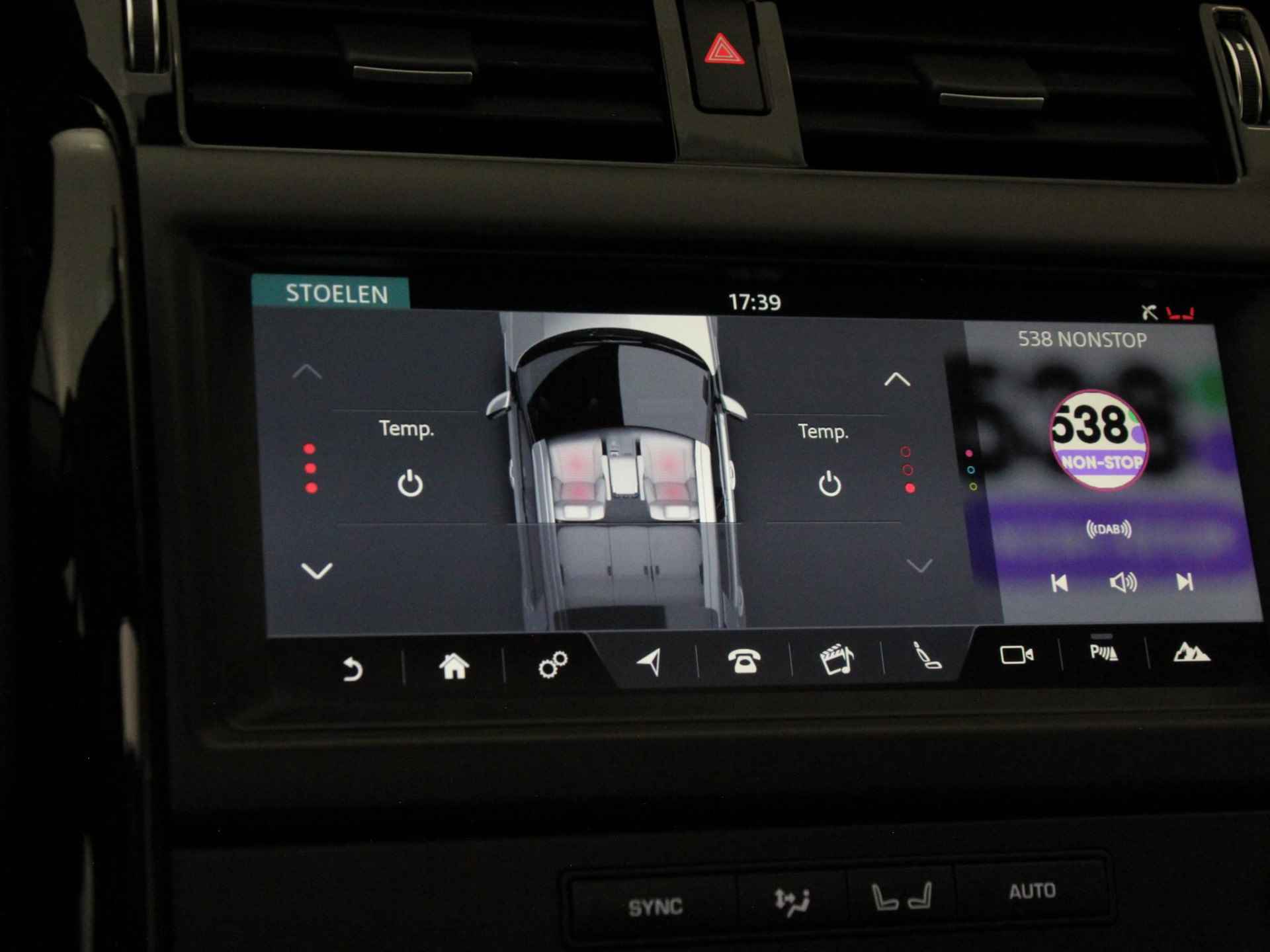 Land Rover Discovery 2.0 Si4 HSE 7p. | Panoramadak | Stuur- + Stoelverwarming | Luchtvering | Apple Carplay/Android Auto | Dodehoek | Voorruit Verwarmd | Camera | Geheugenstoel | Rijklaarprijs! - 27/35