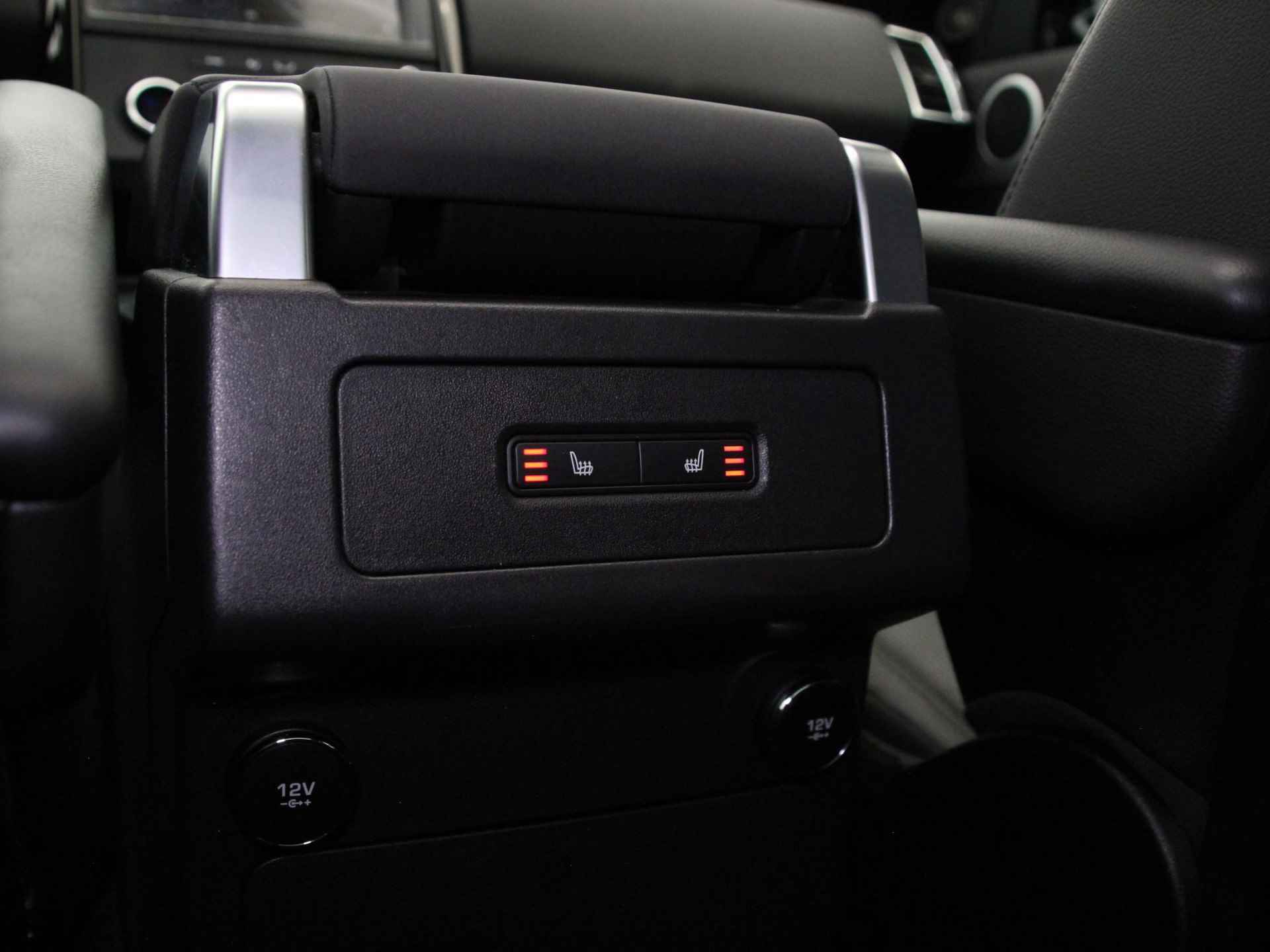 Land Rover Discovery 2.0 Si4 HSE 7p. | Panoramadak | Stuur- + Stoelverwarming | Luchtvering | Apple Carplay/Android Auto | Dodehoek | Voorruit Verwarmd | Camera | Geheugenstoel | Rijklaarprijs! - 29/35