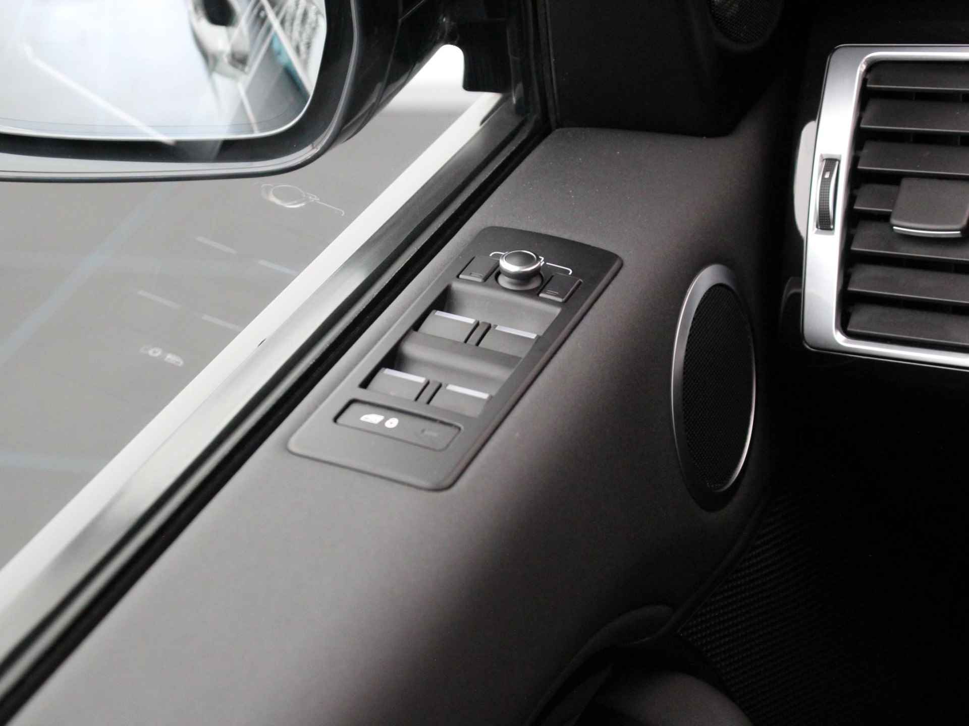 Land Rover Discovery 2.0 Si4 HSE 7p. | Panoramadak | Stuur- + Stoelverwarming | Luchtvering | Apple Carplay/Android Auto | Dodehoek | Voorruit Verwarmd | Camera | Geheugenstoel | Rijklaarprijs! - 32/35
