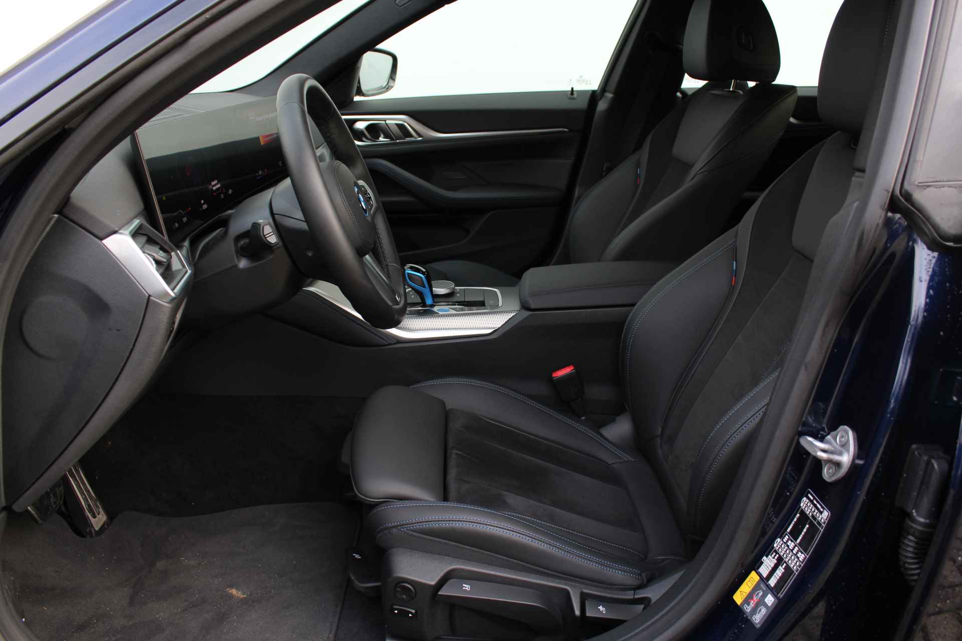 BMW i4 eDrive40 High Executive M Sport / Schuif-kanteldak / Comfort Access / Parking Assistant / Stoelverwarming - 11/34