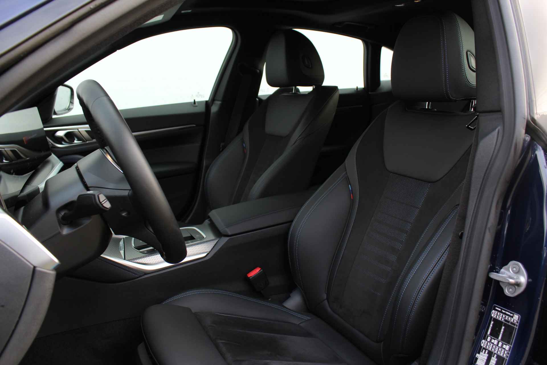 BMW i4 eDrive40 High Executive M Sport / Schuif-kanteldak / Comfort Access / Parking Assistant / Stoelverwarming - 18/34