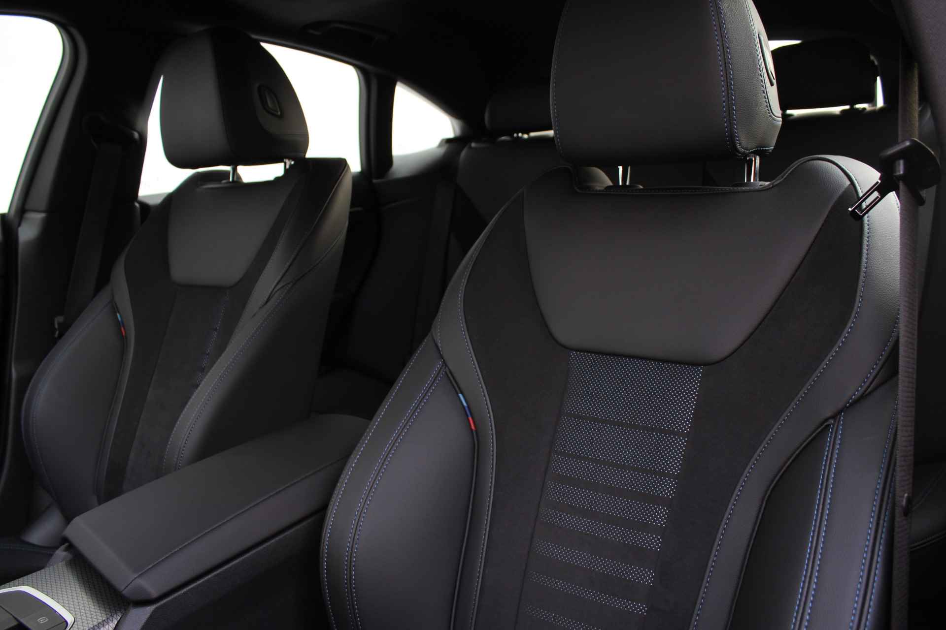 BMW i4 eDrive40 High Executive M Sport / Schuif-kanteldak / Comfort Access / Parking Assistant / Stoelverwarming - 22/34