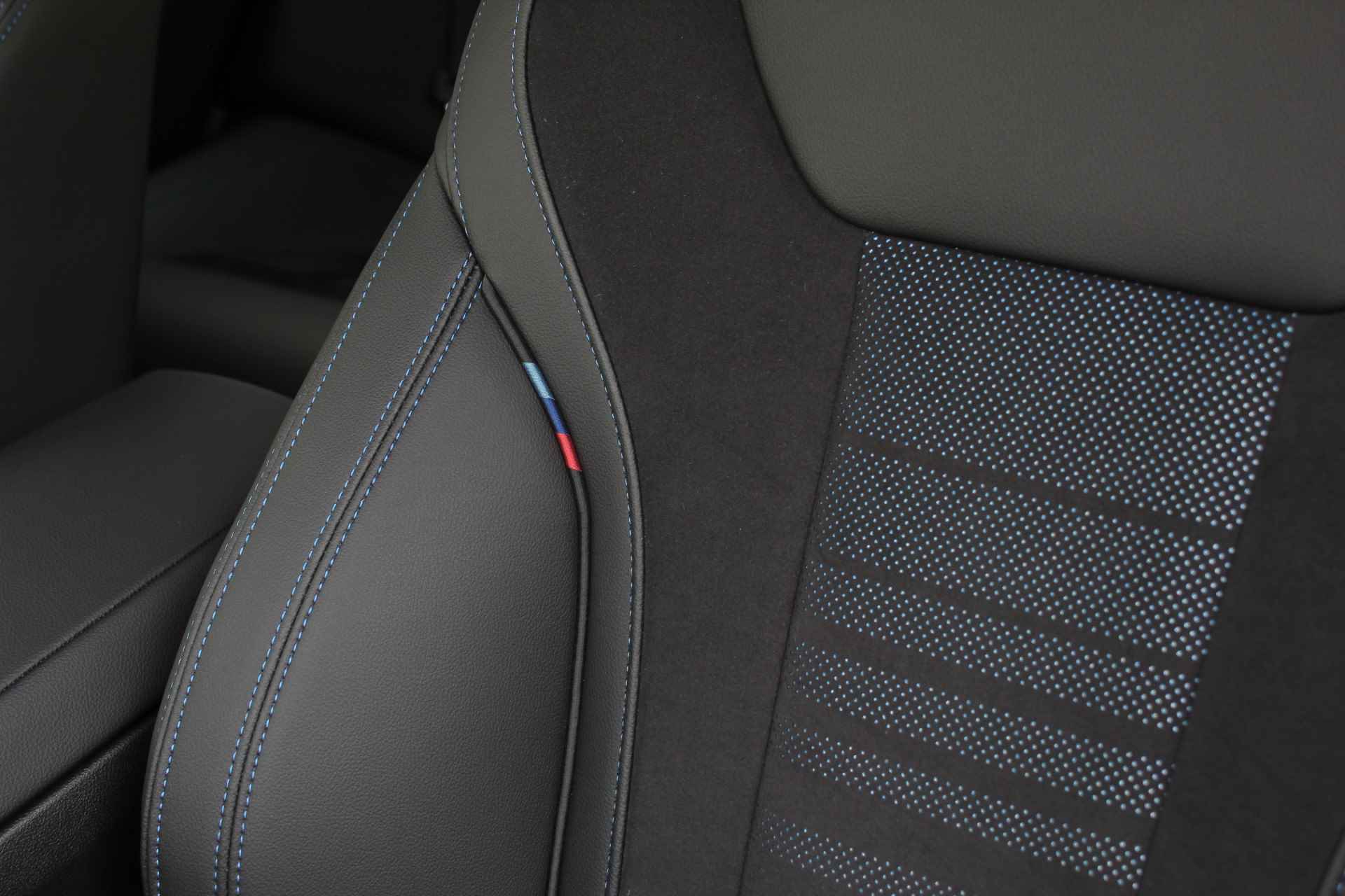 BMW i4 eDrive40 High Executive M Sport / Schuif-kanteldak / Comfort Access / Parking Assistant / Stoelverwarming - 23/34
