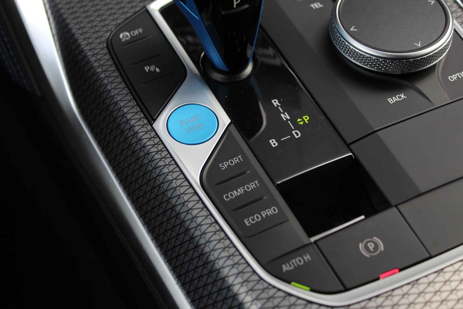 BMW i4 eDrive40 High Executive M Sport / Schuif-kanteldak / Comfort Access / Parking Assistant / Stoelverwarming - 25/34