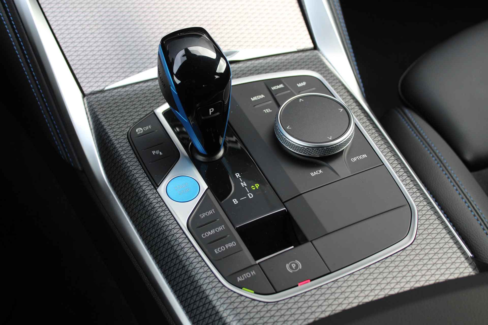 BMW i4 eDrive40 High Executive M Sport / Schuif-kanteldak / Comfort Access / Parking Assistant / Stoelverwarming - 30/34