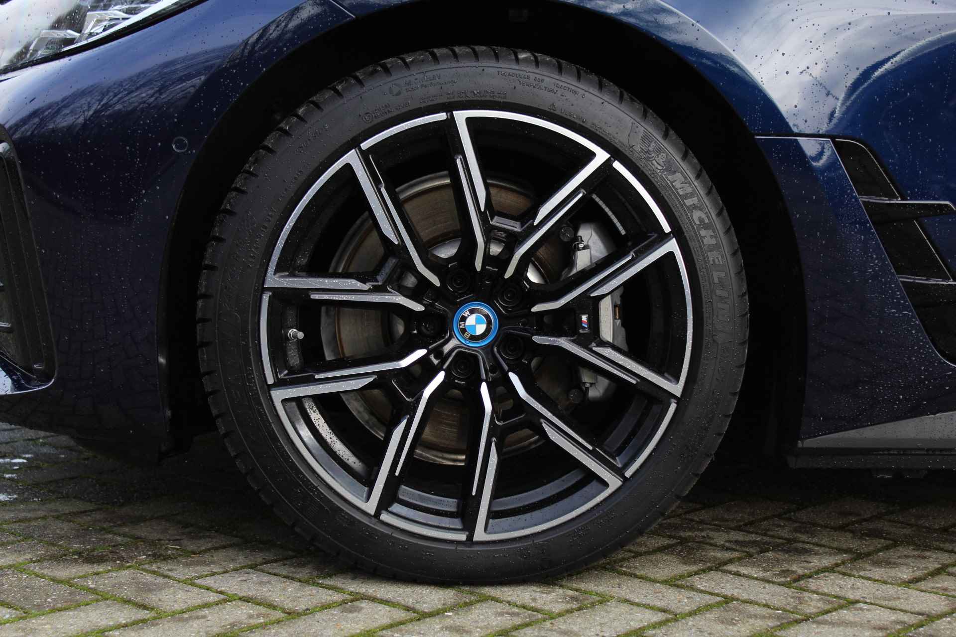 BMW i4 eDrive40 High Executive M Sport / Schuif-kanteldak / Comfort Access / Parking Assistant / Stoelverwarming - 33/34