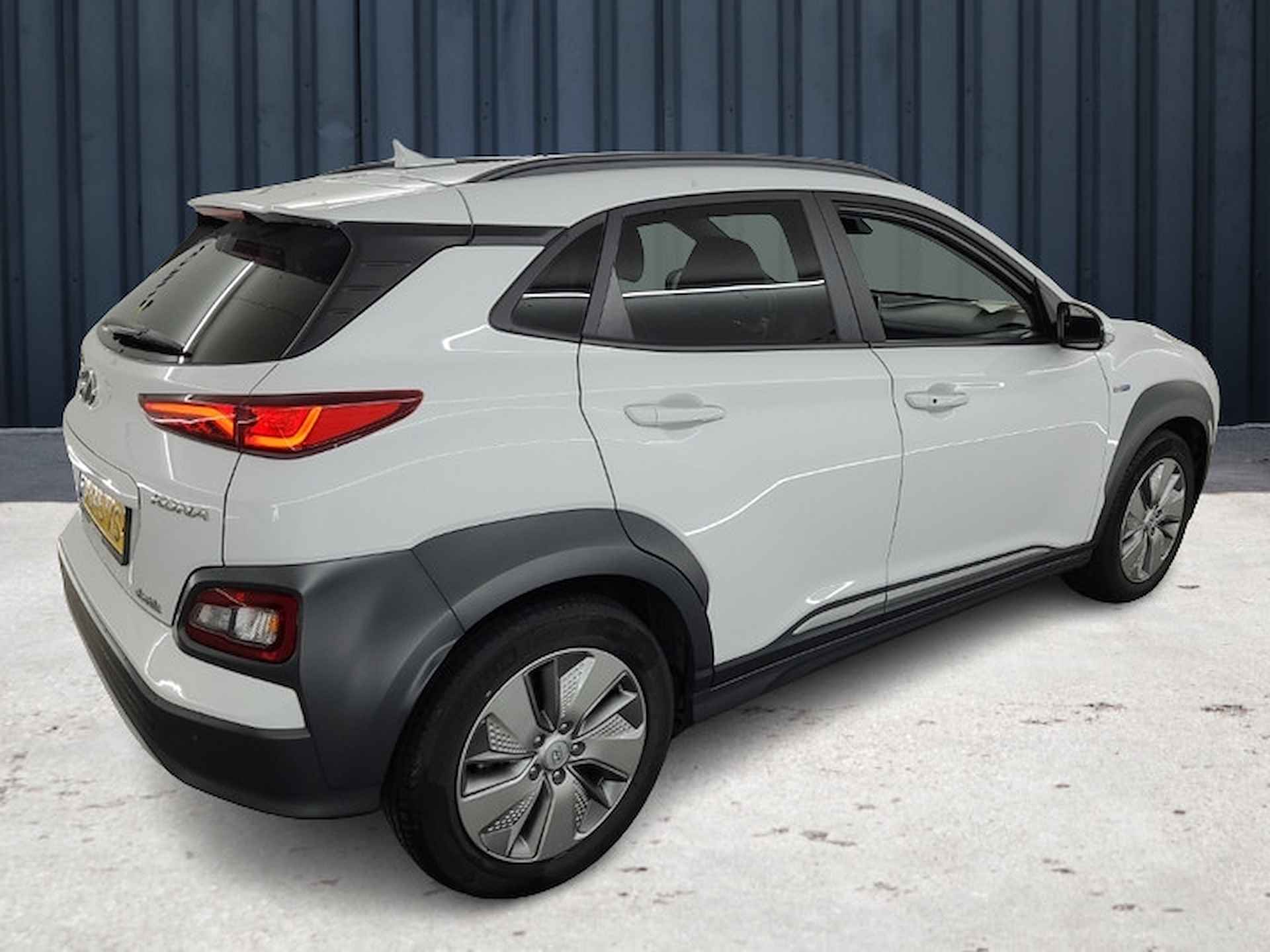 Hyundai KONA EV Premium 64 kWh (204 PK) 2e-Eig, Hyundai-Dealer-Onderh, 12-Mnd-BOVAG, NL-Auto, Leer, Warmtepomp, Navigatie/Apple-Carplay/Android-Auto, Adaptive-Cruisecontrol, Keyless-Entry/Start, Head-Up, Achteruitrijcamera, Parkeer Voorstoelen-Verwarmt/Gevent., Stuurverwarming, Premium-Audio, DAB, Licht-Zicht-pakket, Lm-Velgen, 17Inch, Privacy-Glas - 4/24