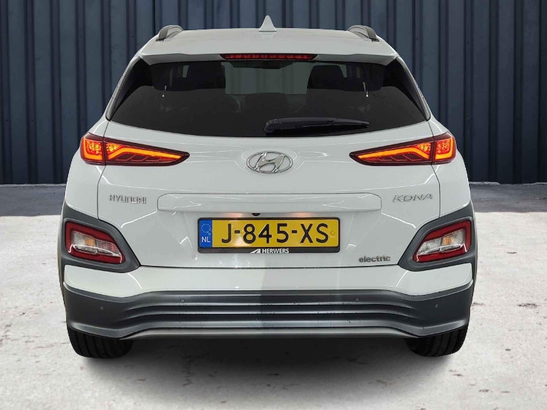 Hyundai KONA EV Premium 64 kWh (204 PK) 2e-Eig, Hyundai-Dealer-Onderh, 12-Mnd-BOVAG, NL-Auto, Leer, Warmtepomp, Navigatie/Apple-Carplay/Android-Auto, Adaptive-Cruisecontrol, Keyless-Entry/Start, Head-Up, Achteruitrijcamera, Parkeer Voorstoelen-Verwarmt/Gevent., Stuurverwarming, Premium-Audio, DAB, Licht-Zicht-pakket, Lm-Velgen, 17Inch, Privacy-Glas - 19/24